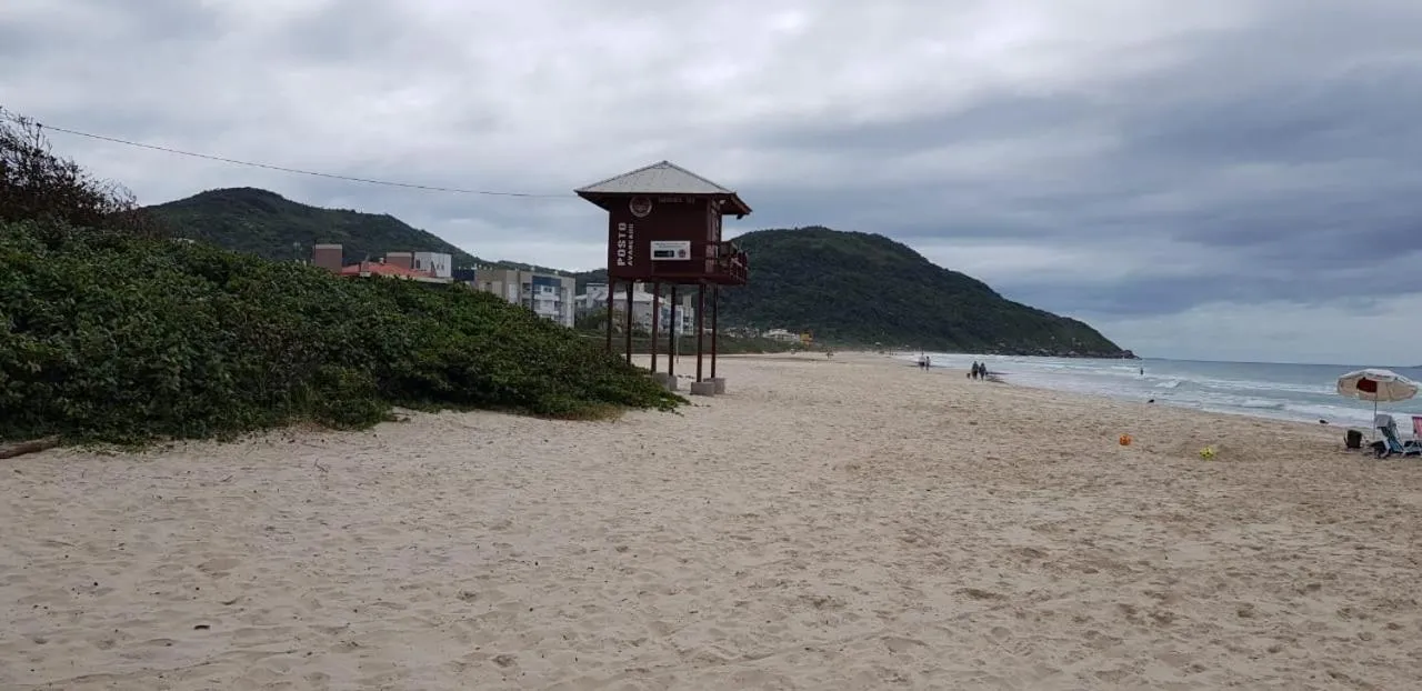 Ap 207 pe na areia em ingleses - Florianópolis SC