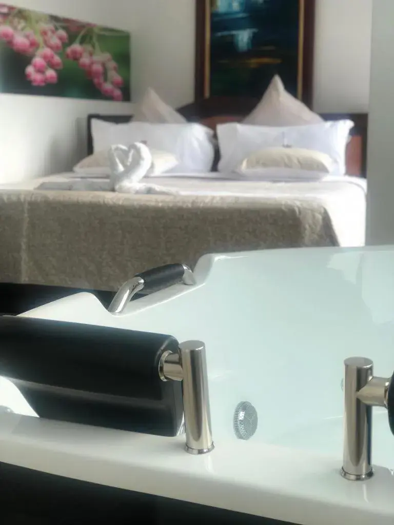 Deluxe Suite with Spa Bath - single occupancy in Hotel Santa Monica Deluxe Suite with Spa Bath - single occupancy in Hotel Santa Monica