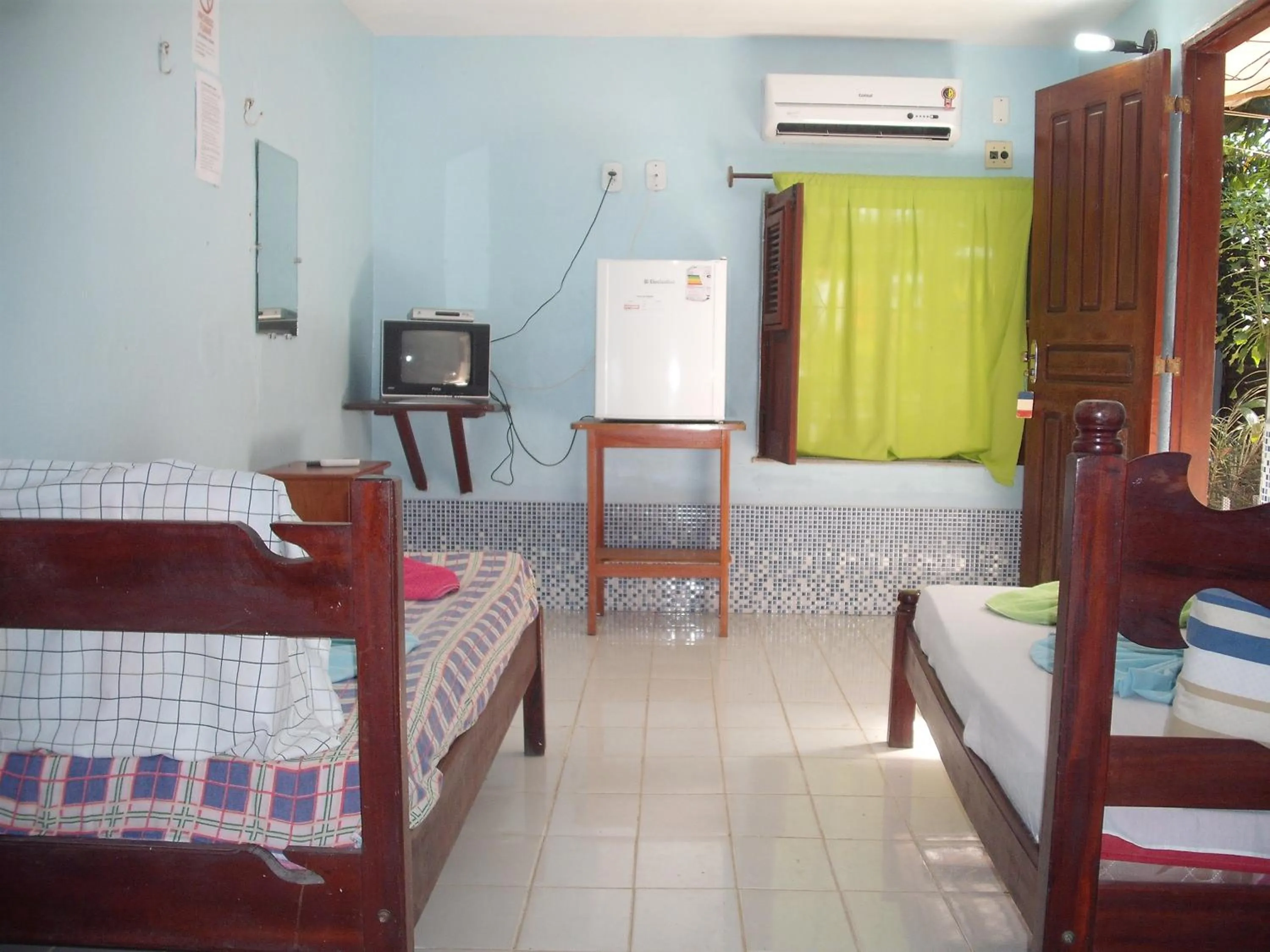 Photo of the whole room, Bed in Pousada Chalé Suiço
