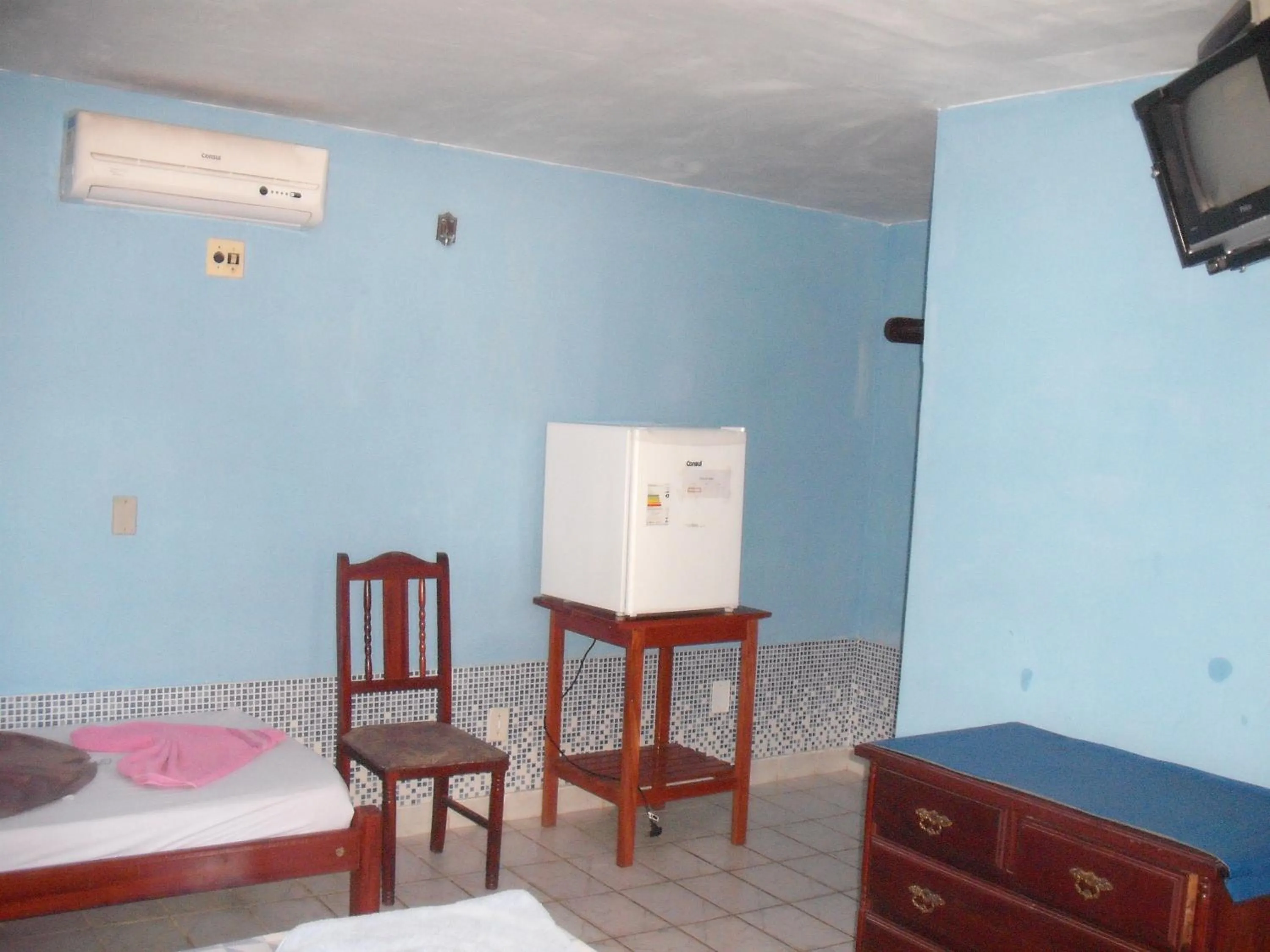 Photo of the whole room, Bed in Pousada Chalé Suiço