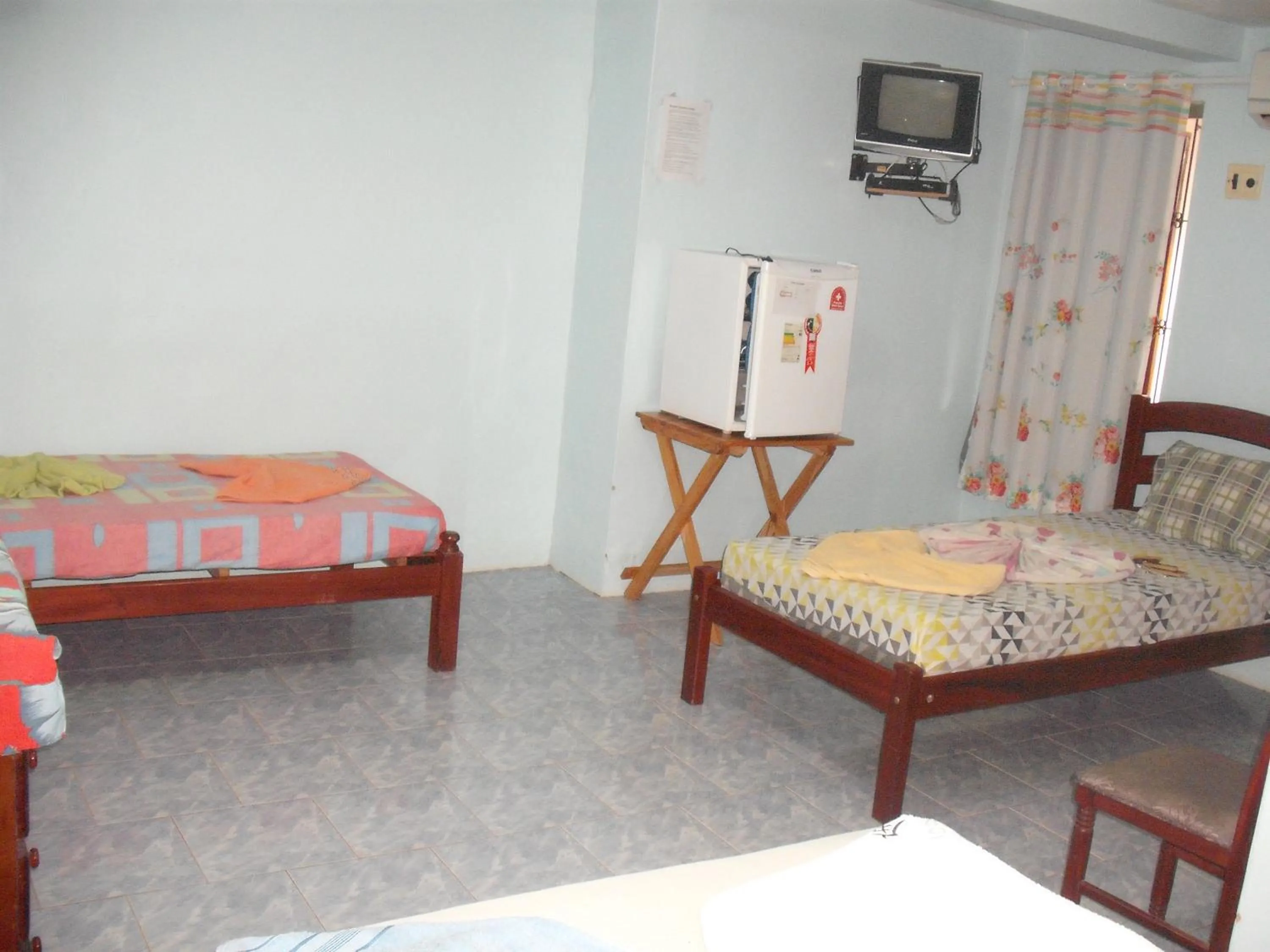 Photo of the whole room, Bed in Pousada Chalé Suiço