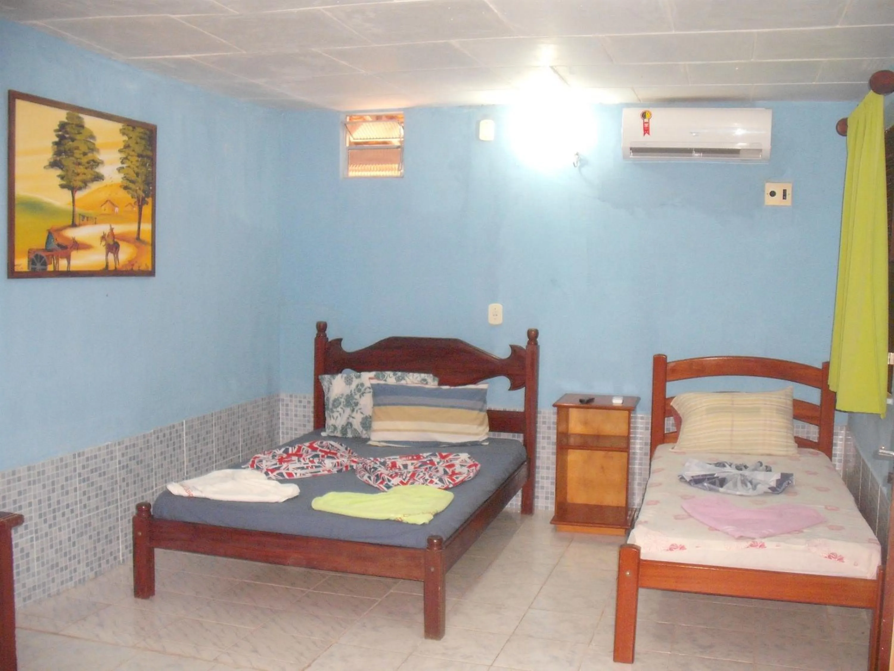 Photo of the whole room, Bed in Pousada Chalé Suiço