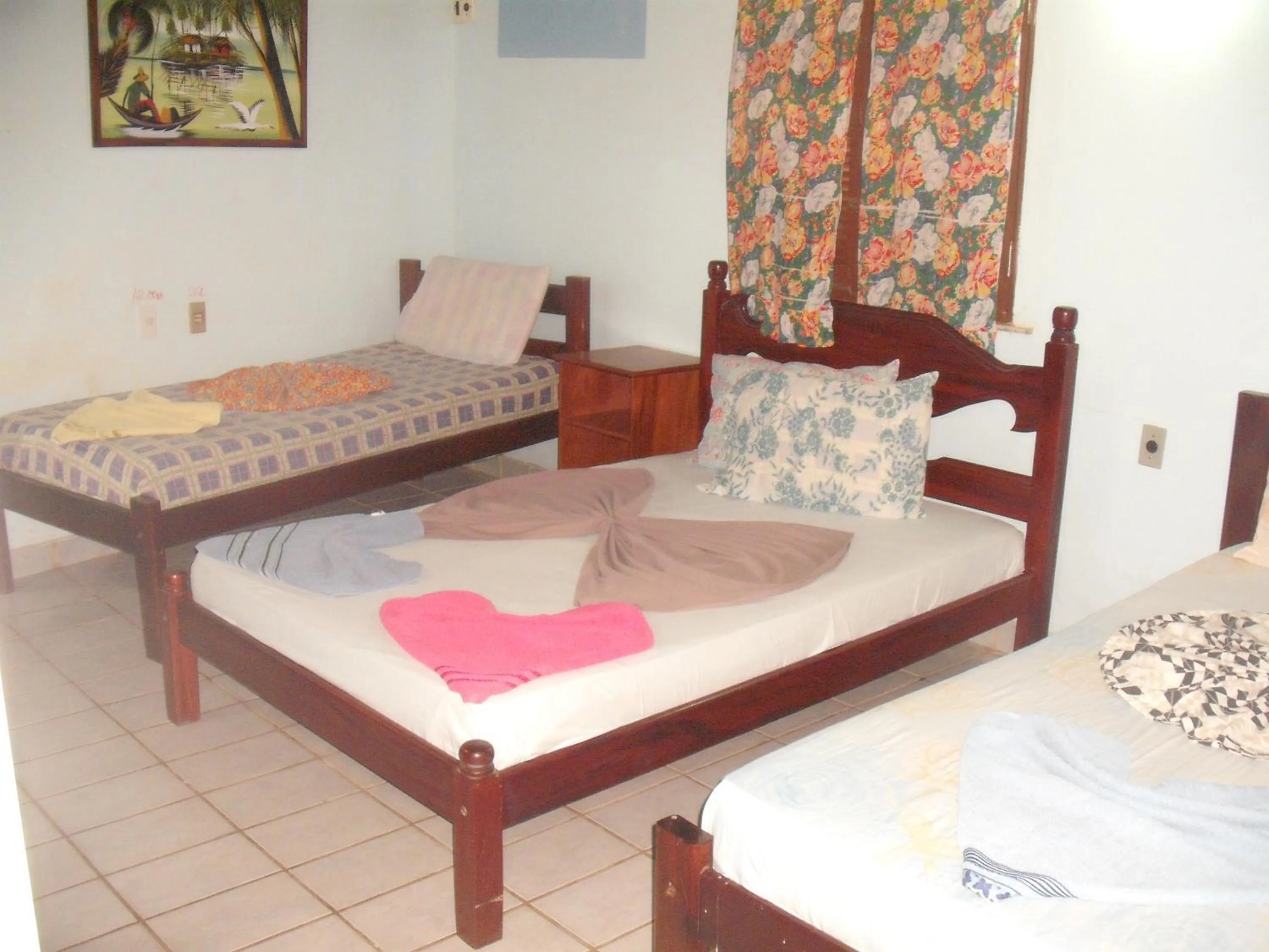 Photo of the whole room, Bed in Pousada Chalé Suiço