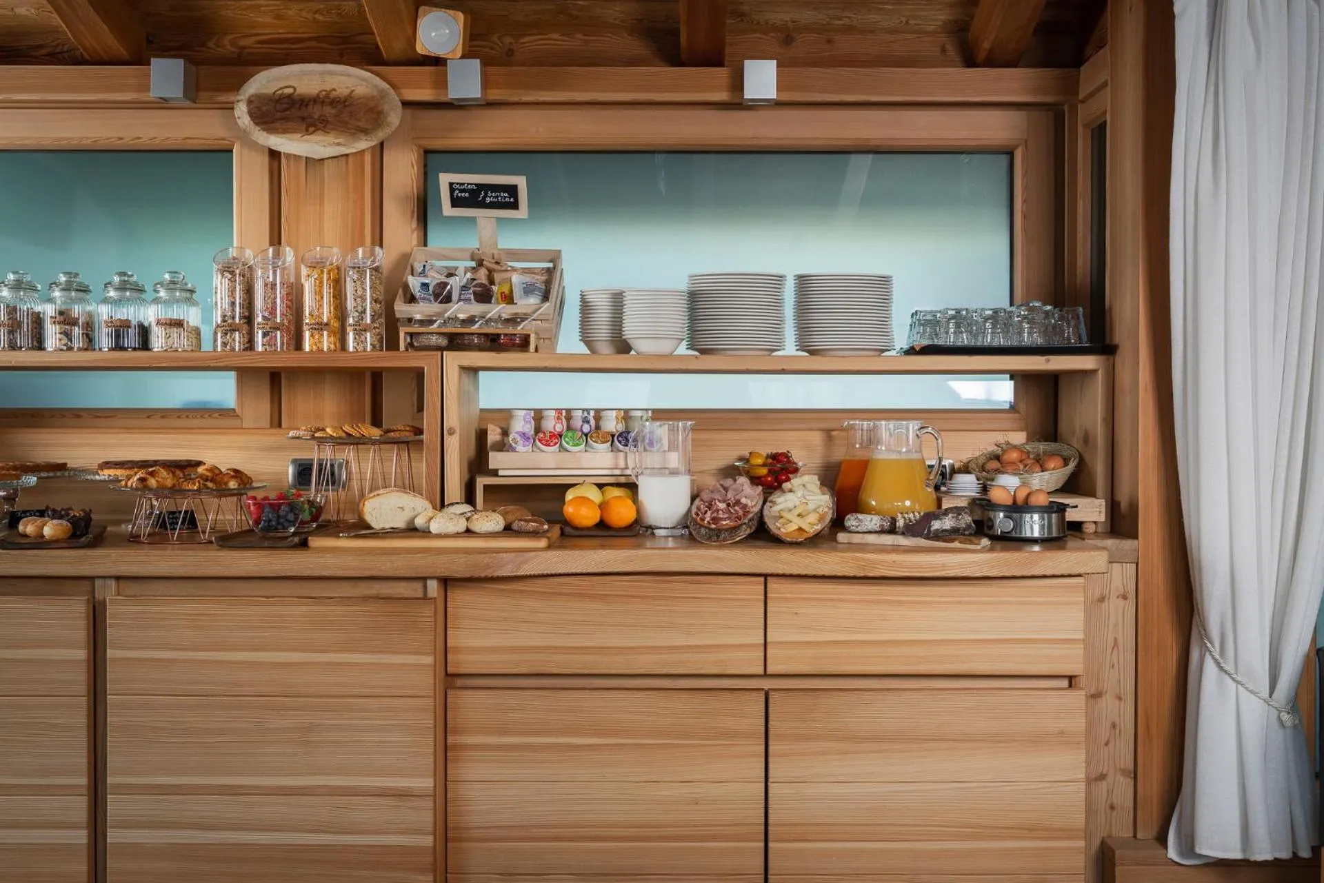 Buffet breakfast in Alpen Hotel Chalet