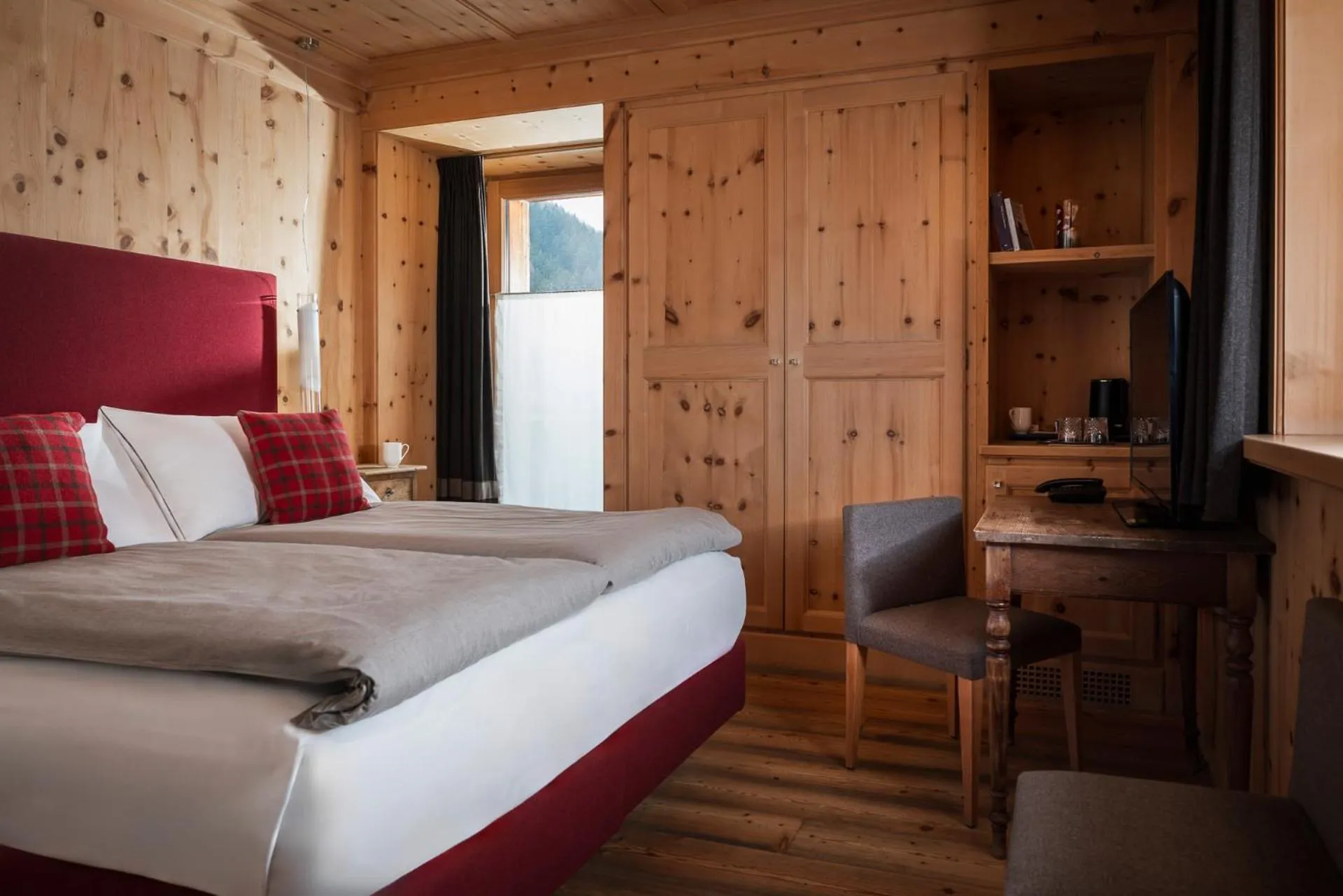 Bedroom, Bed in Alpen Hotel Chalet