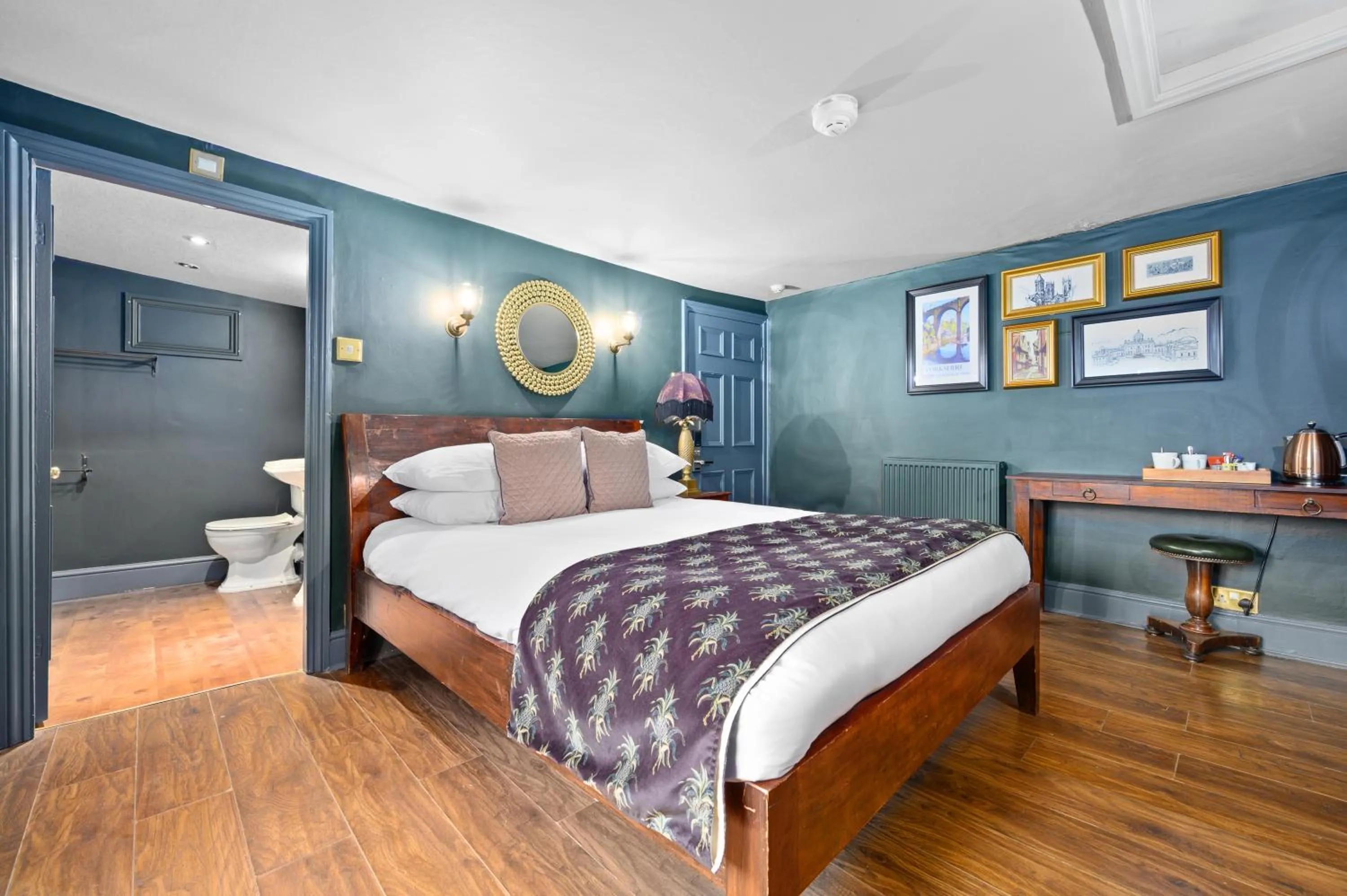 Toilet, Bed in The Fat Badger