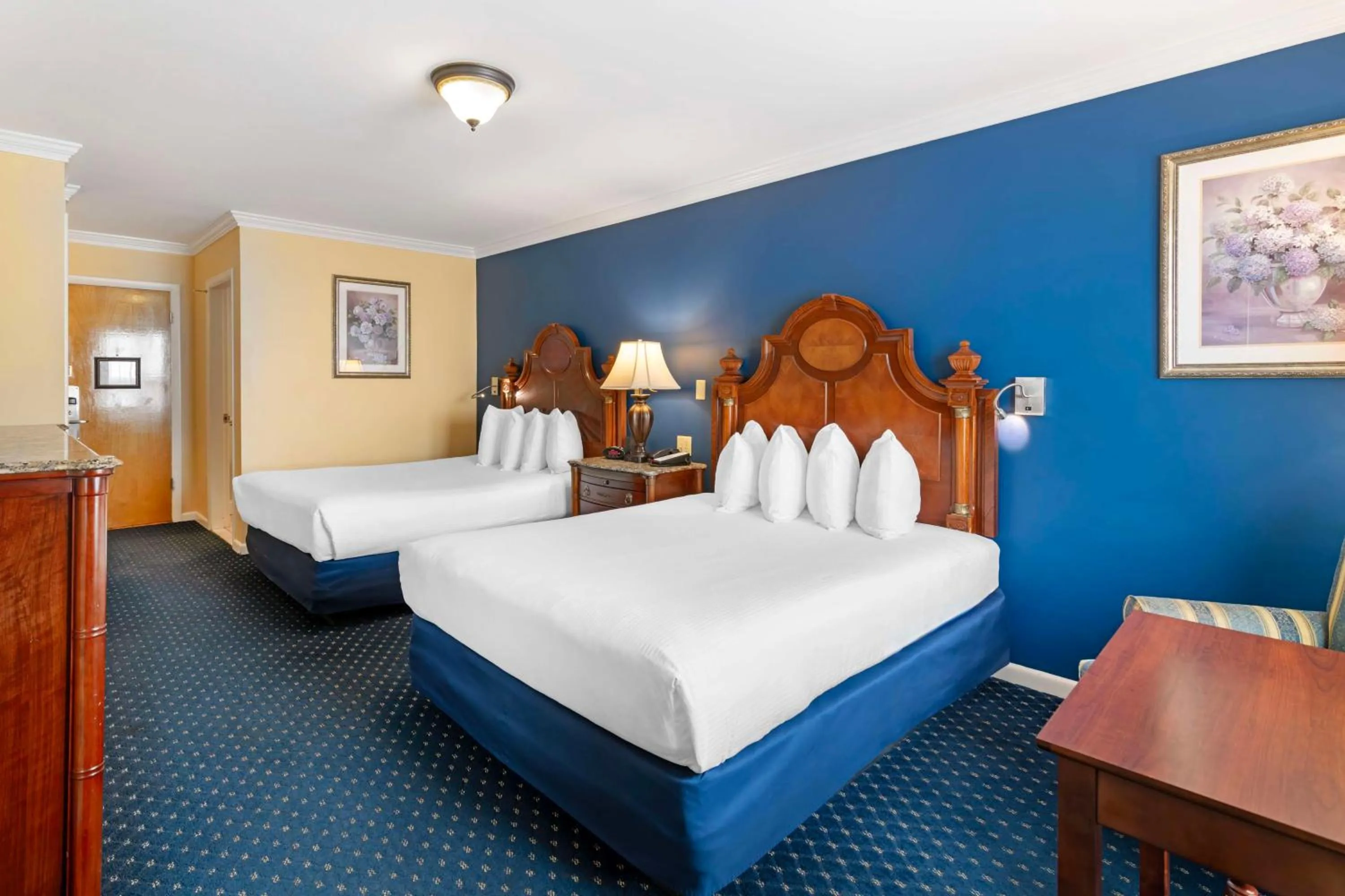Queen Room with Two Queen Beds - Non-Smoking in Best Western White House Inn