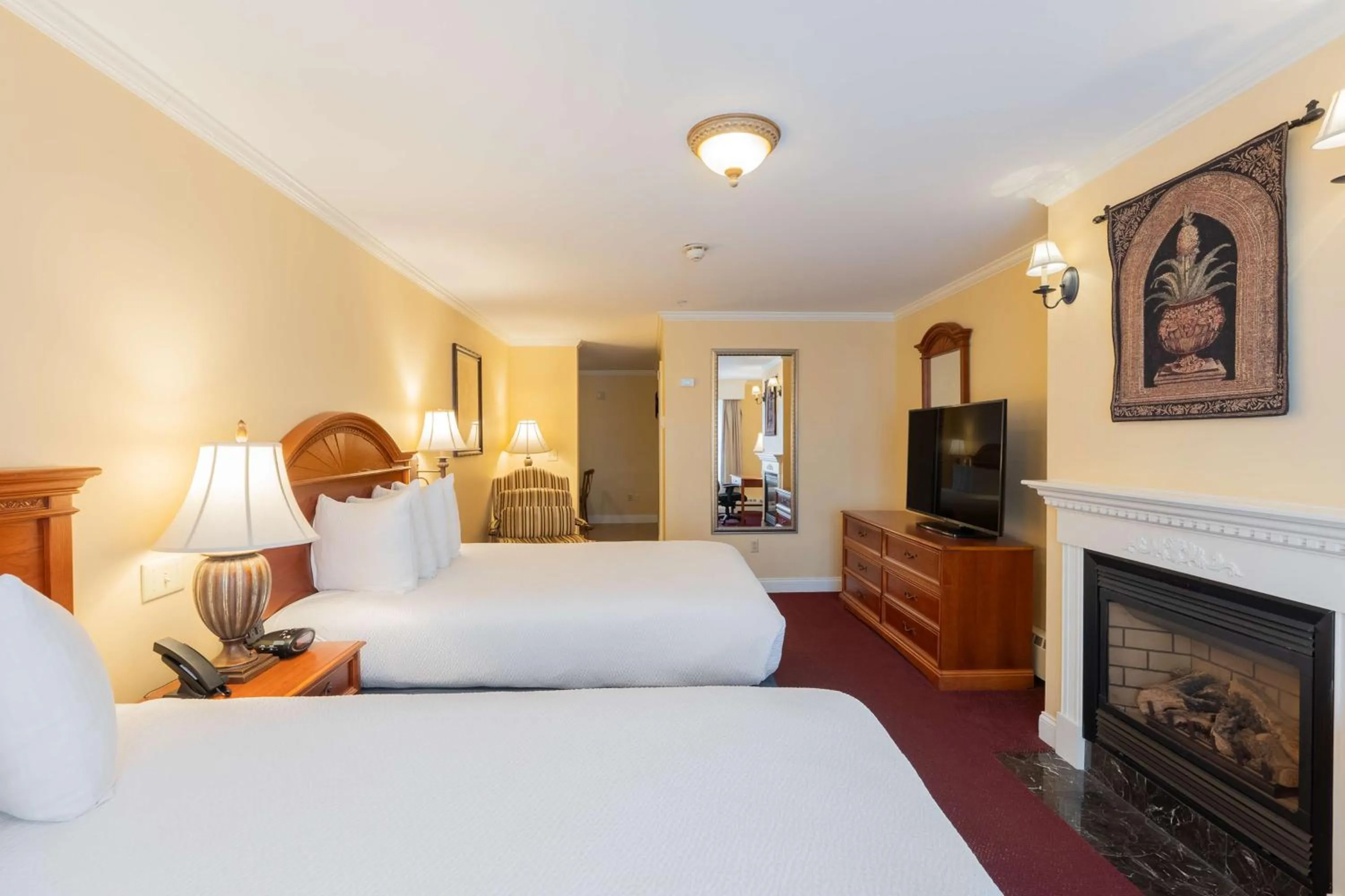 Executive Queen Suite with Two Queen Beds, Full Kitchen and Fireplace - Non-Smoking in Best Western White House Inn