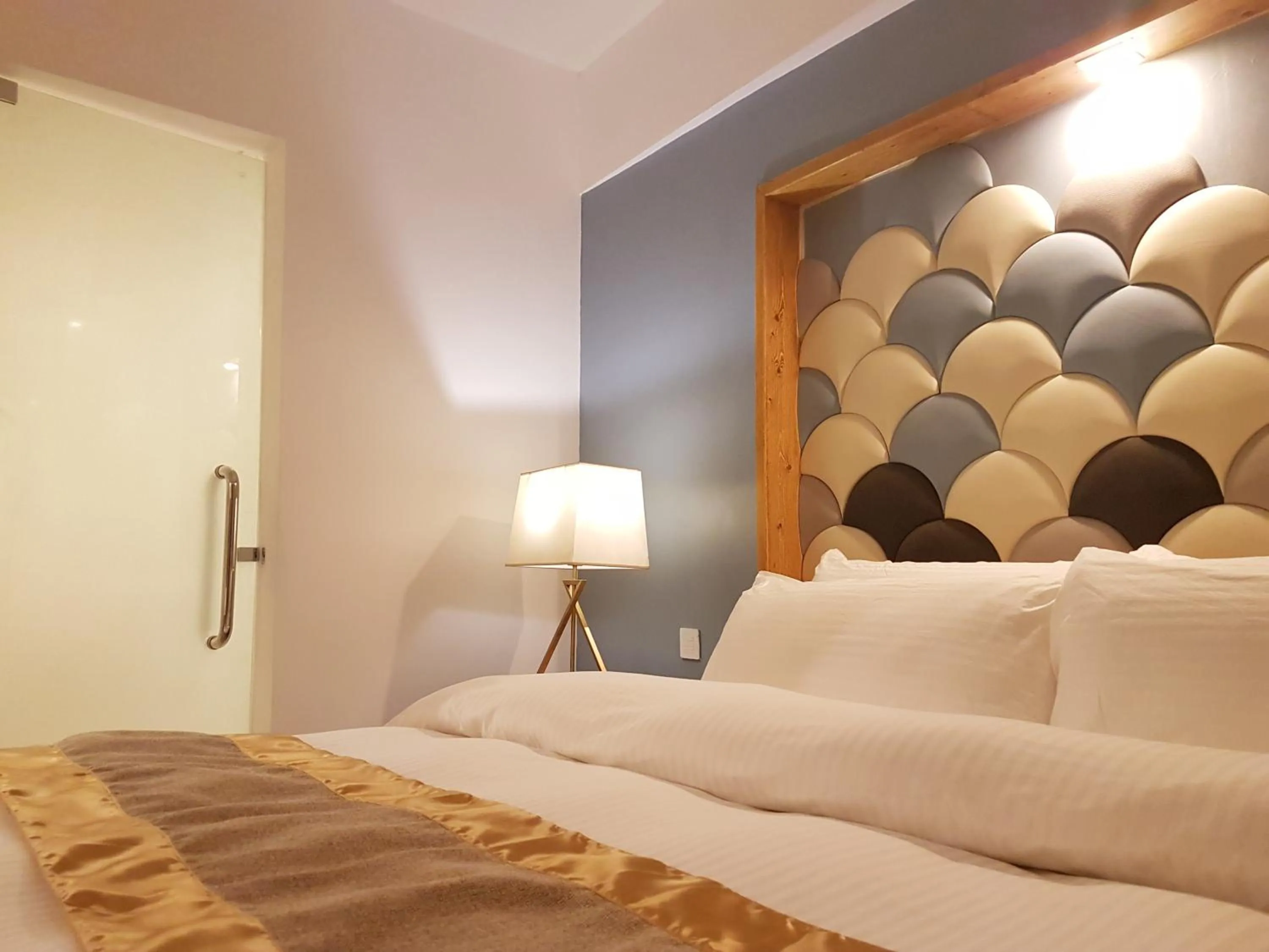 Bed in Ferra Hotel and Garden Suites