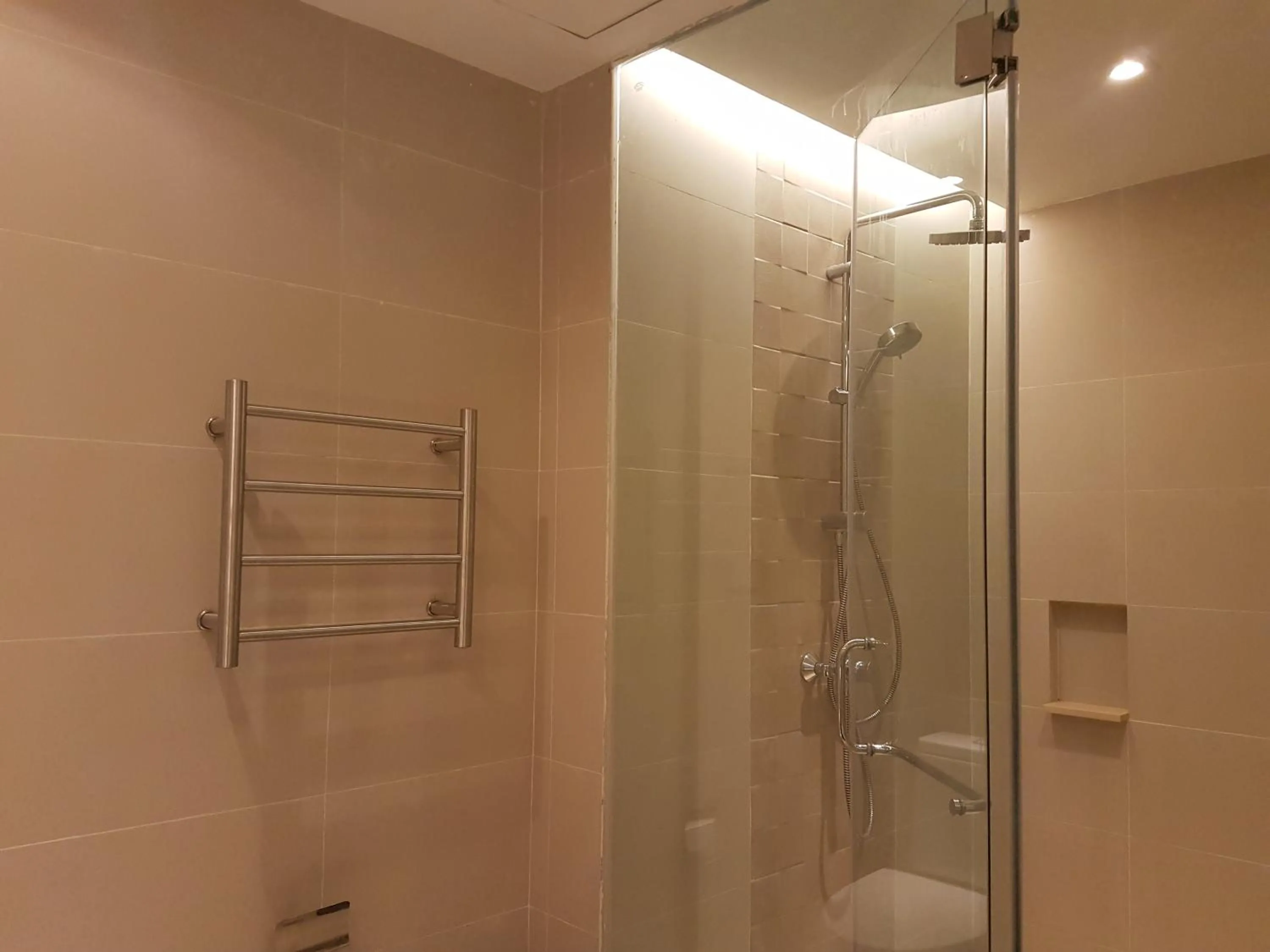 Shower in Ferra Hotel and Garden Suites