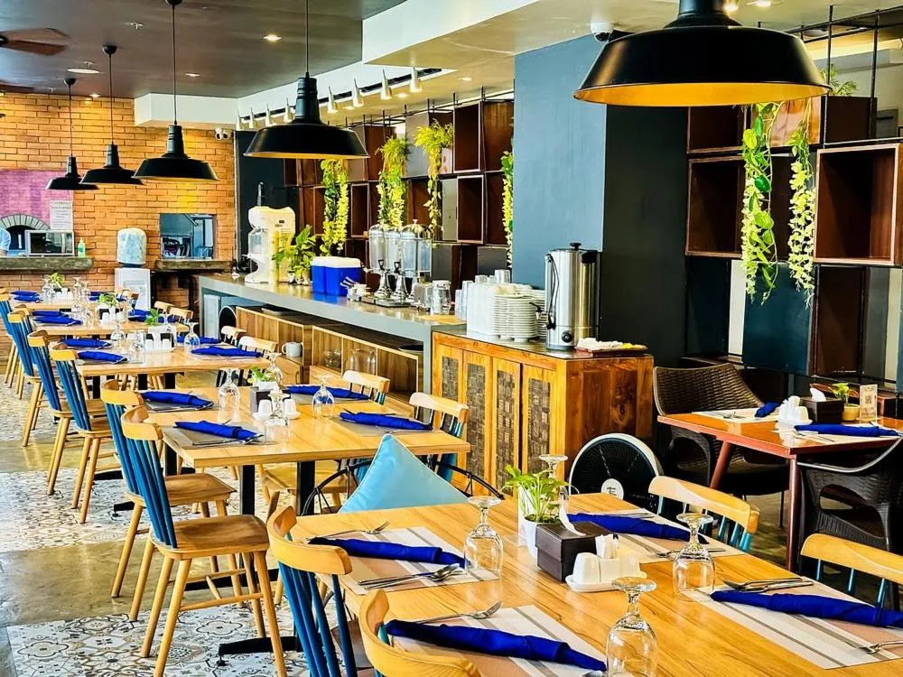 Restaurant/places to eat in Ferra Hotel and Garden Suites