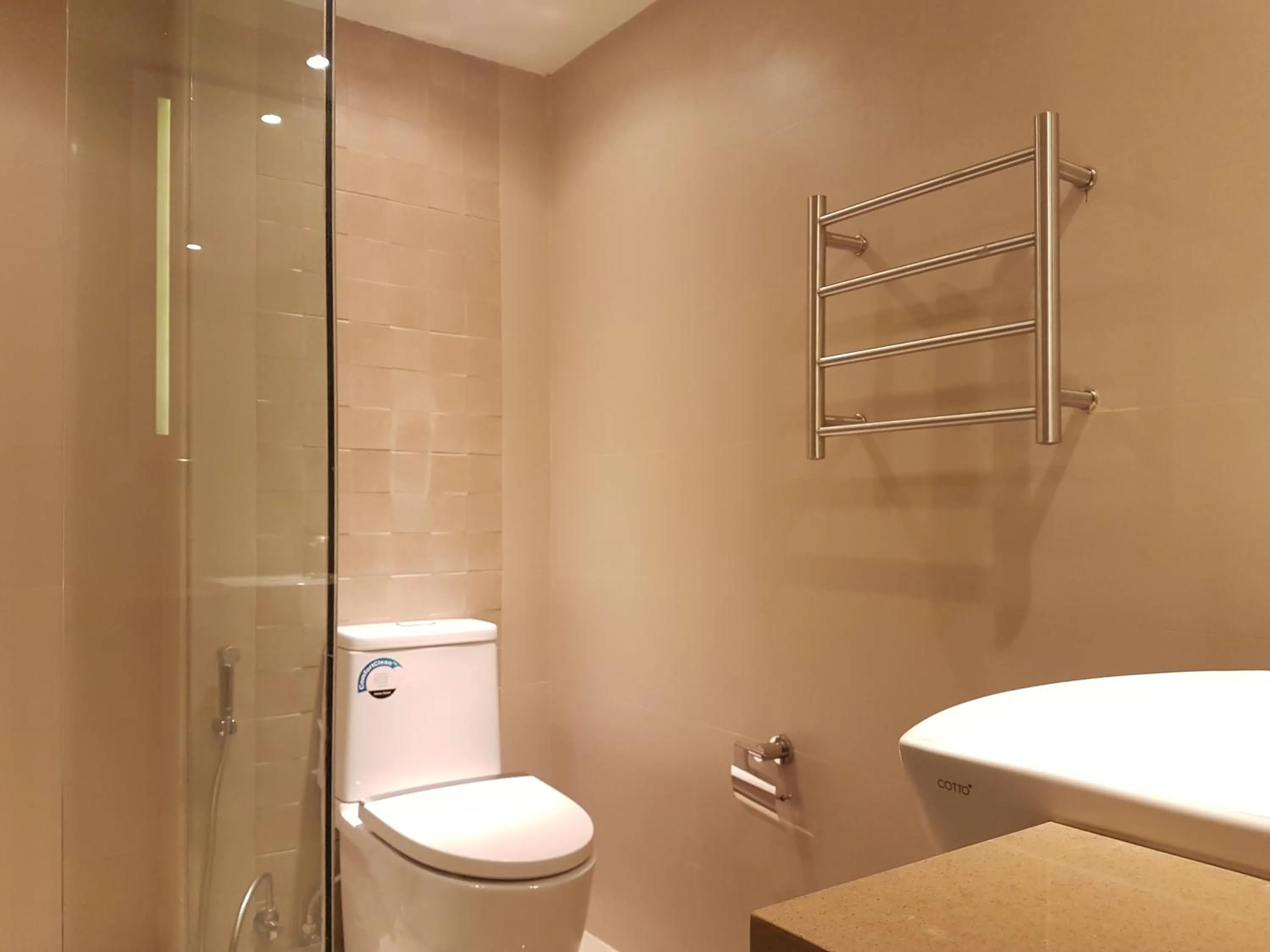 Toilet in Ferra Hotel and Garden Suites