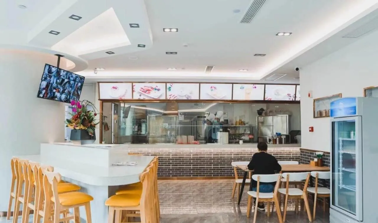 Restaurant/places to eat in Westlake Service Apartment