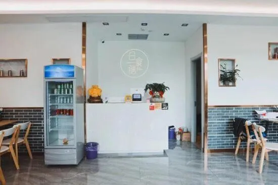 Restaurant/places to eat in Westlake Service Apartment