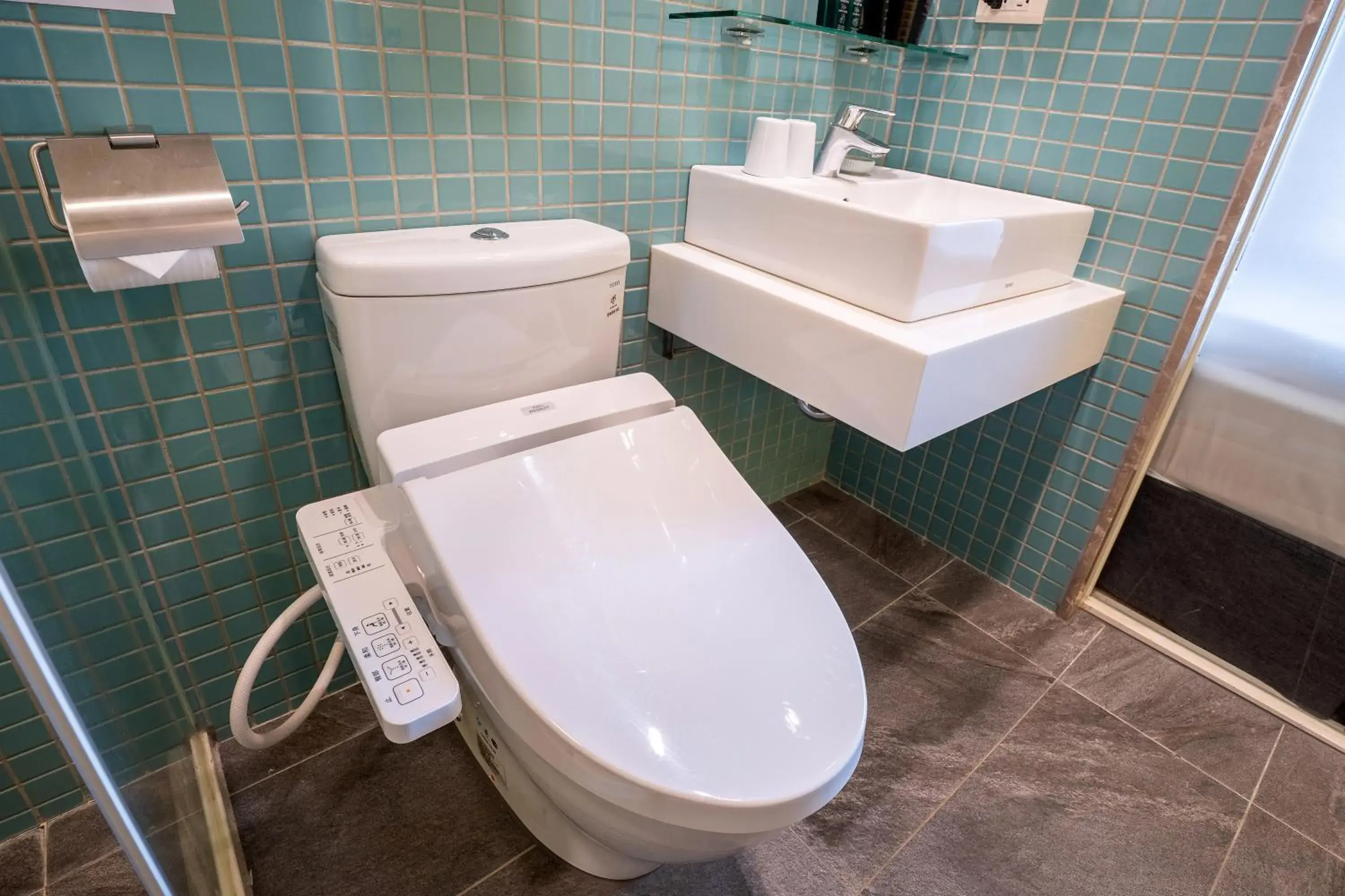 Toilet in CHECK inn Express Taichung Yizhong Toilet in CHECK inn Express Taichung Yizhong