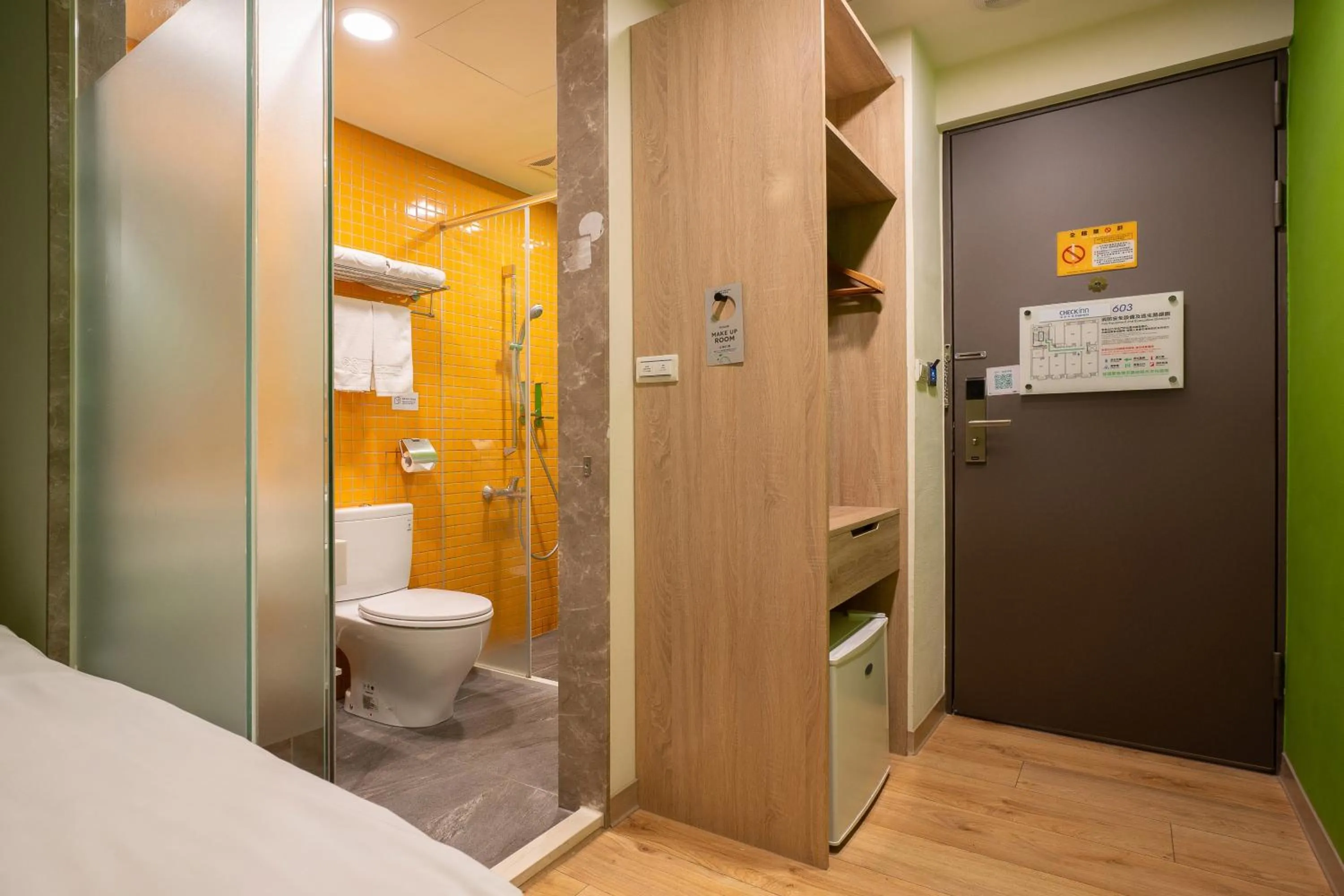 Shower in CHECK inn Express Taichung Yizhong