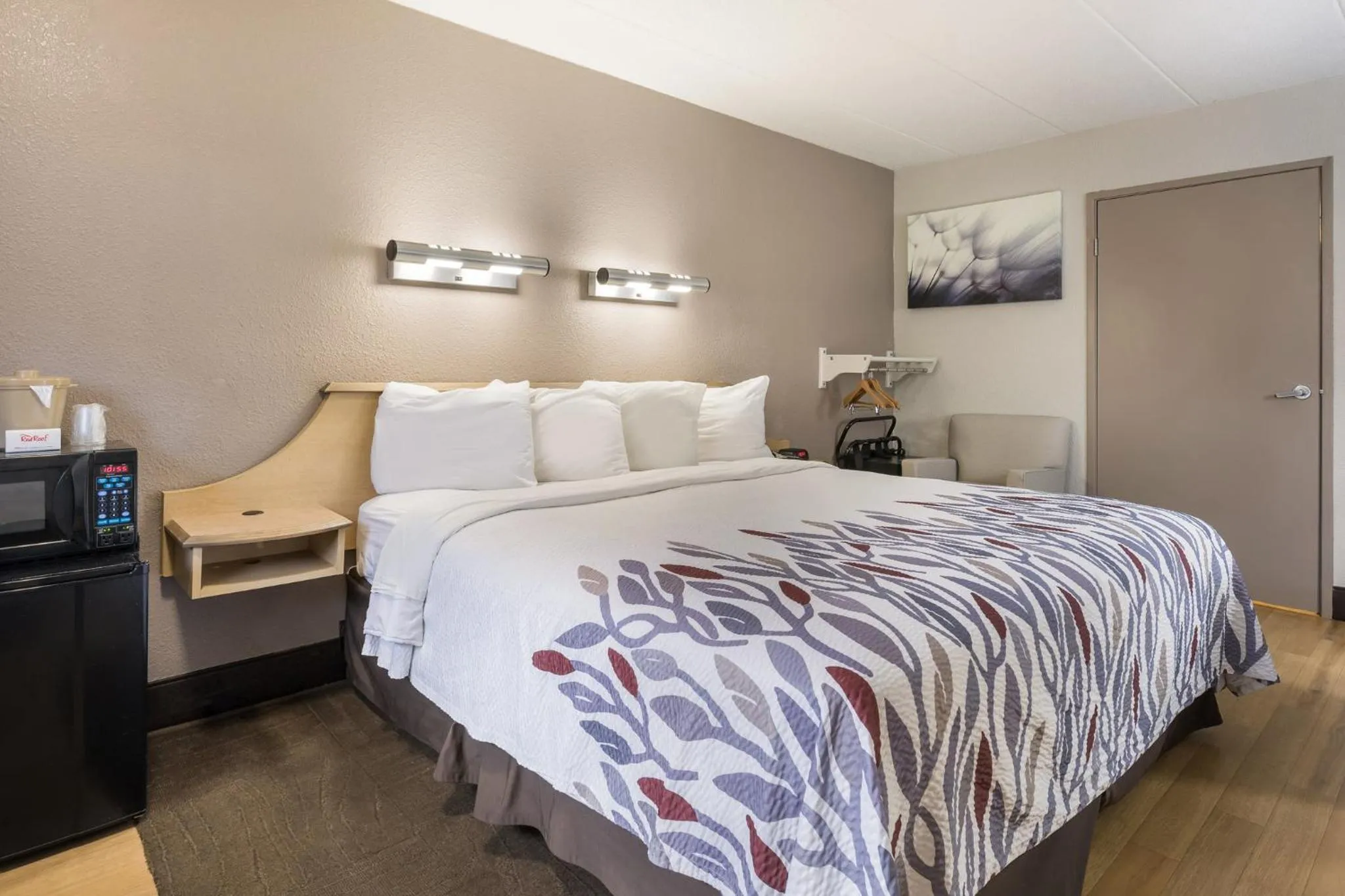 Bedroom, Bed in Red Roof Inn Rockford East - Casino District