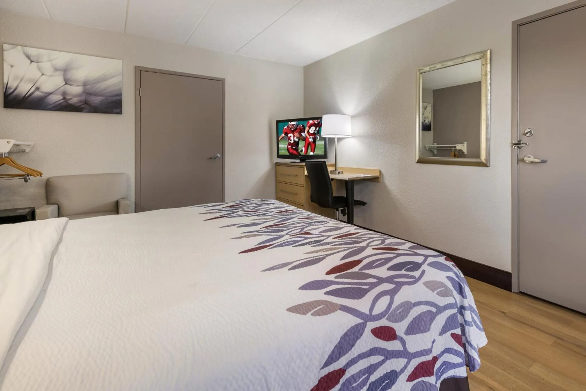 Bedroom, Bed in Red Roof Inn Rockford East - Casino District