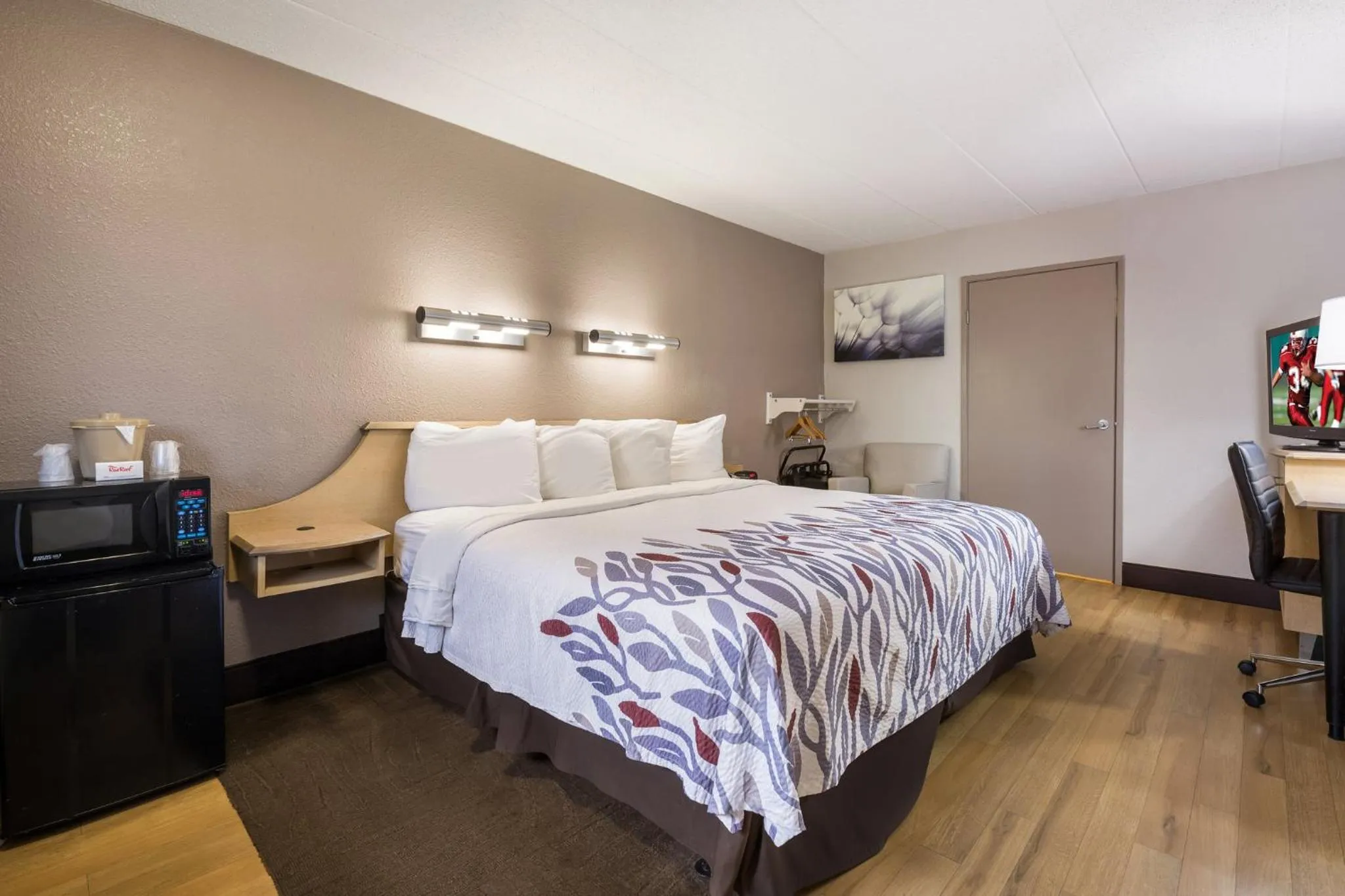 Bedroom, Bed in Red Roof Inn Rockford East - Casino District