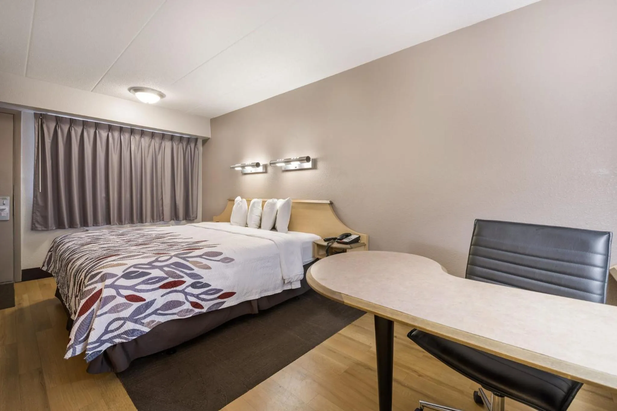 Bedroom, Bed in Red Roof Inn Rockford East - Casino District