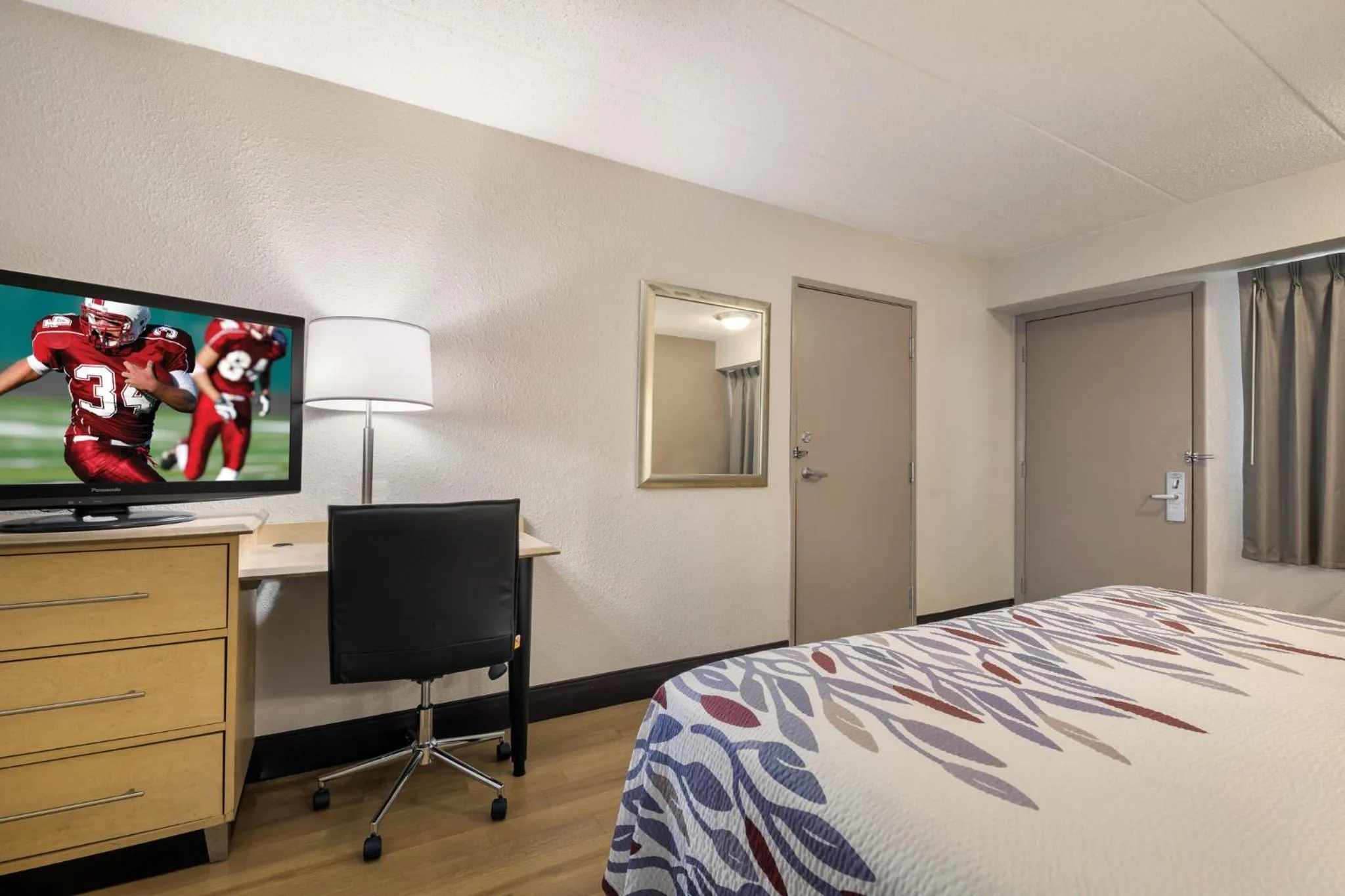 Bedroom, Bed in Red Roof Inn Rockford East - Casino District