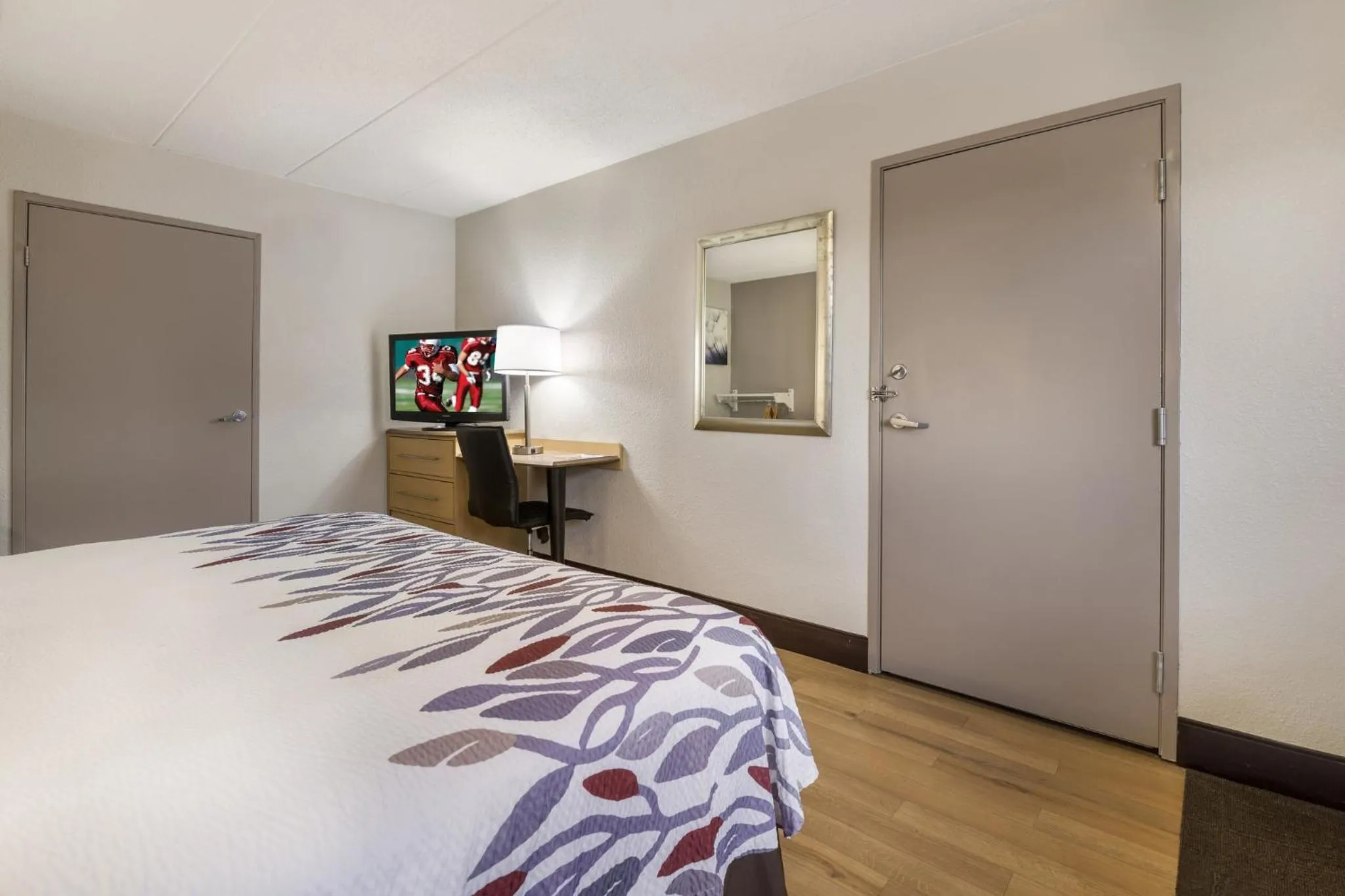 Bedroom, Bed in Red Roof Inn Rockford East - Casino District