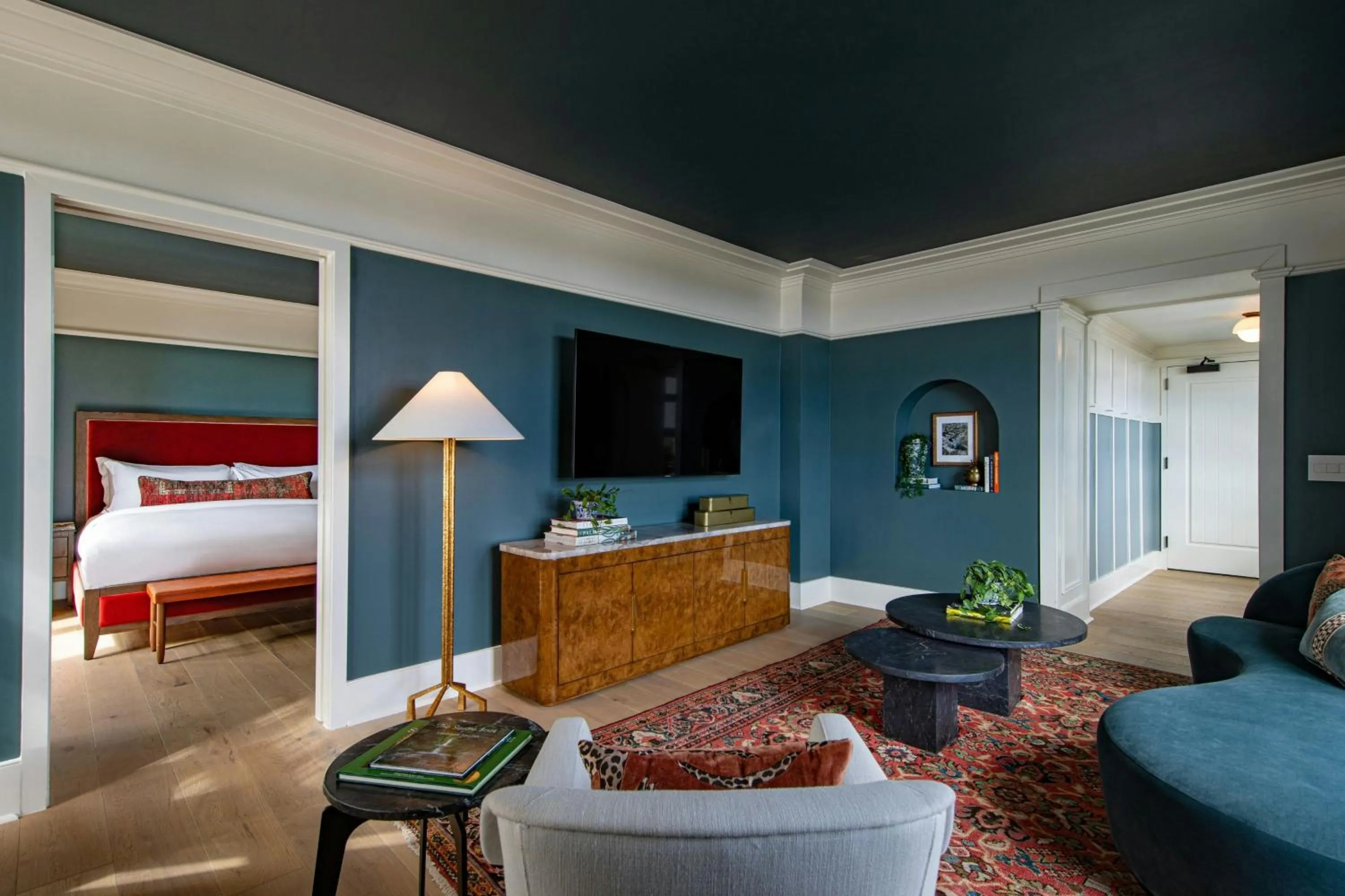 Living room, Bed in Perry Lane Hotel, a Luxury Collection Hotel, Savannah