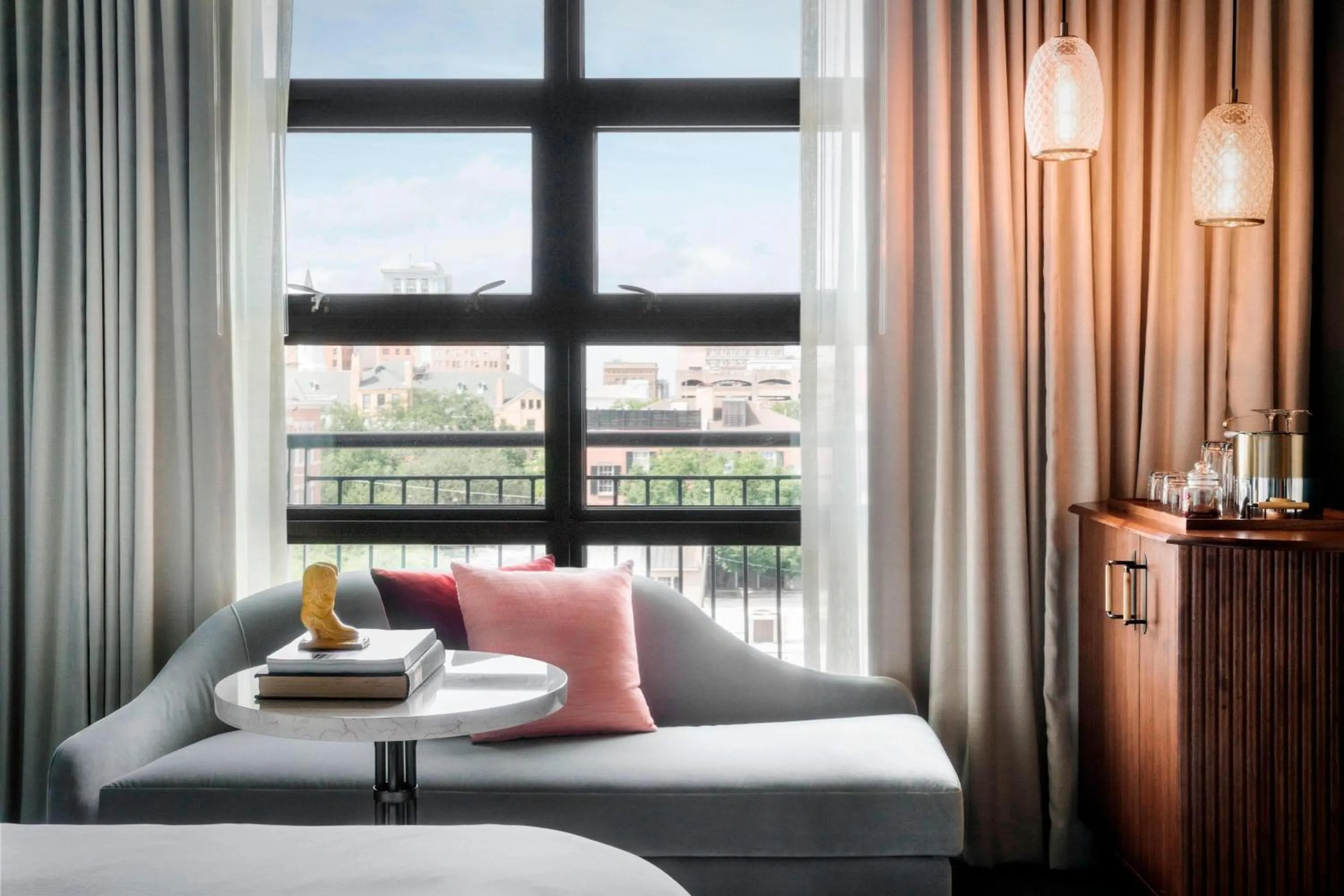 Photo of the whole room, Bed in Perry Lane Hotel, a Luxury Collection Hotel, Savannah