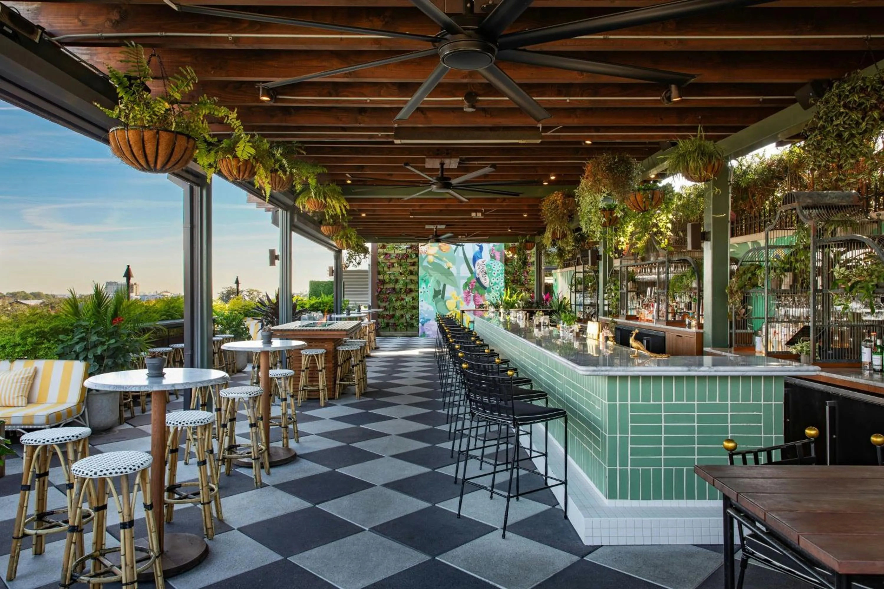 Lounge or bar in Perry Lane Hotel, a Luxury Collection Hotel, Savannah