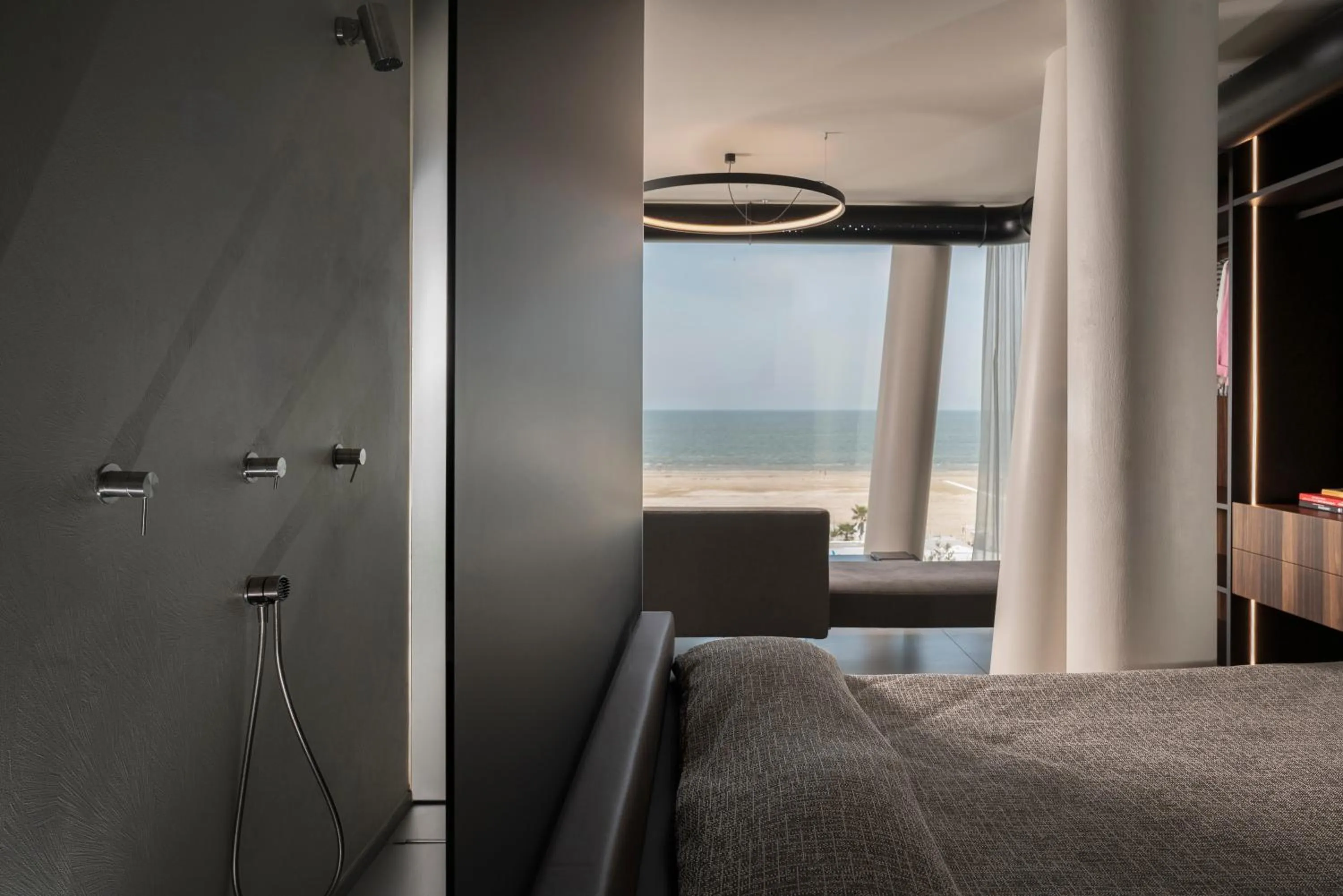 Shower, Bed in Hotel Commodore