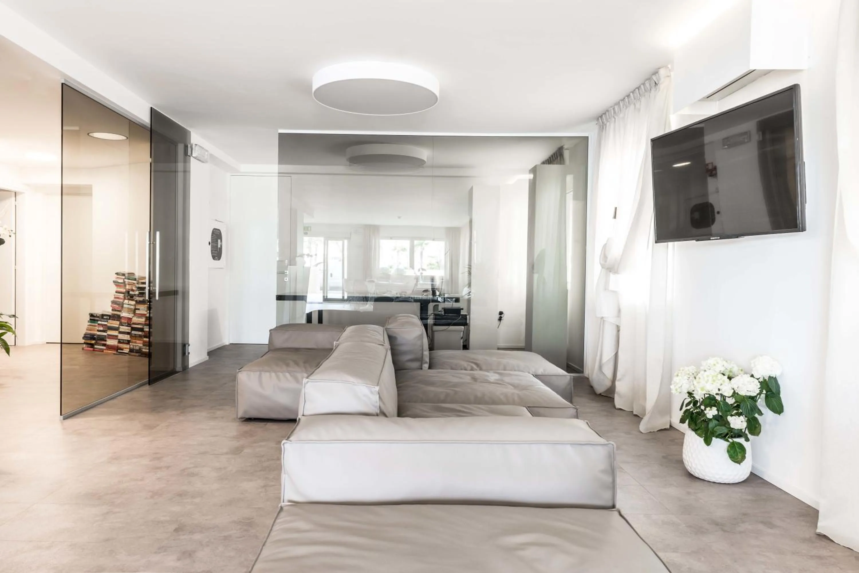 TV and multimedia in Hotel Commodore