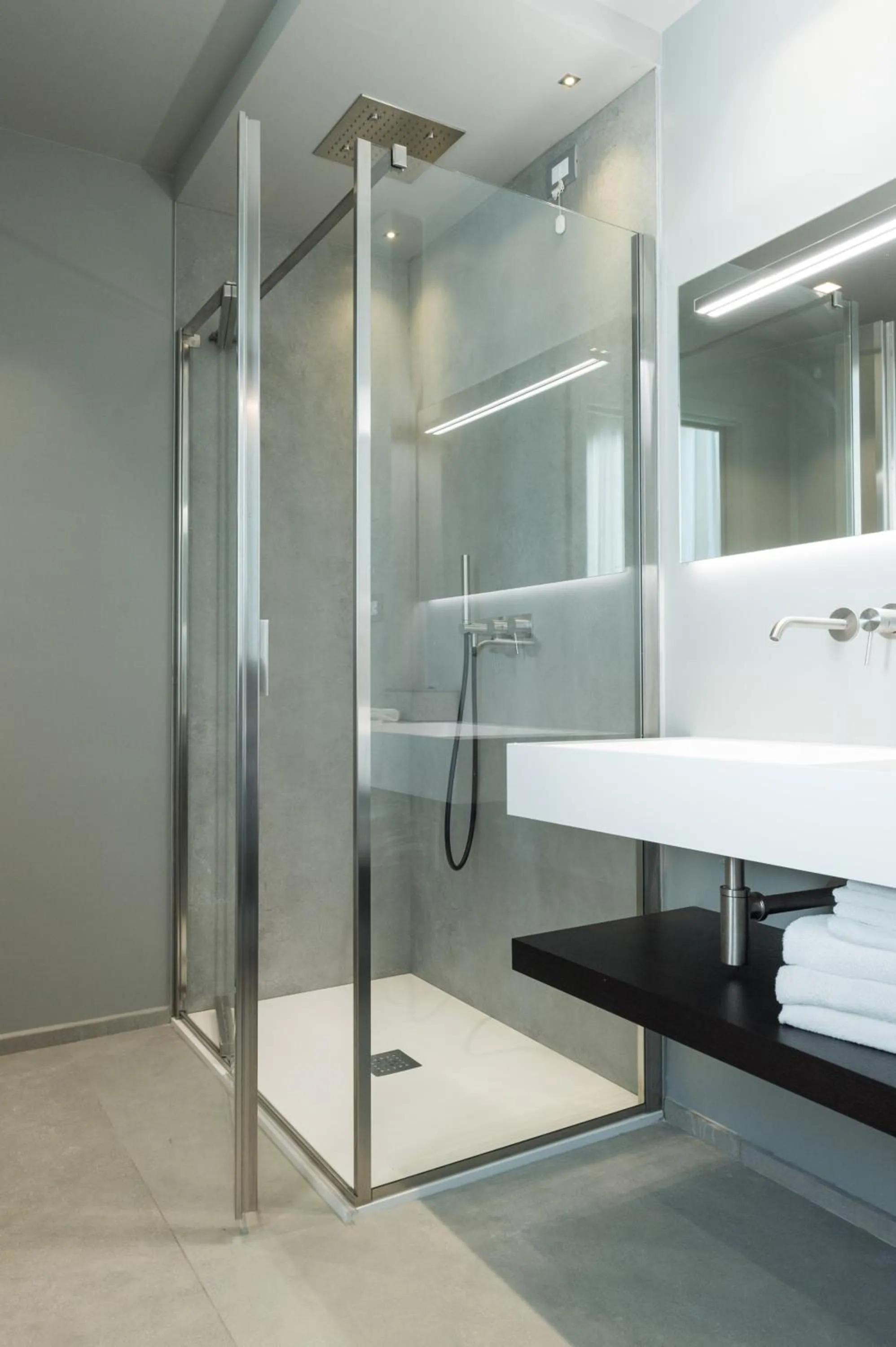 Shower in Hotel Commodore