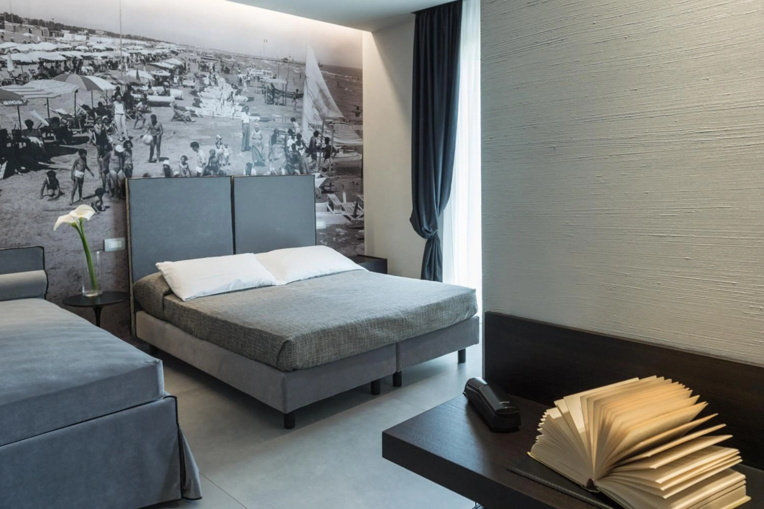 Photo of the whole room, Bed in Hotel Commodore