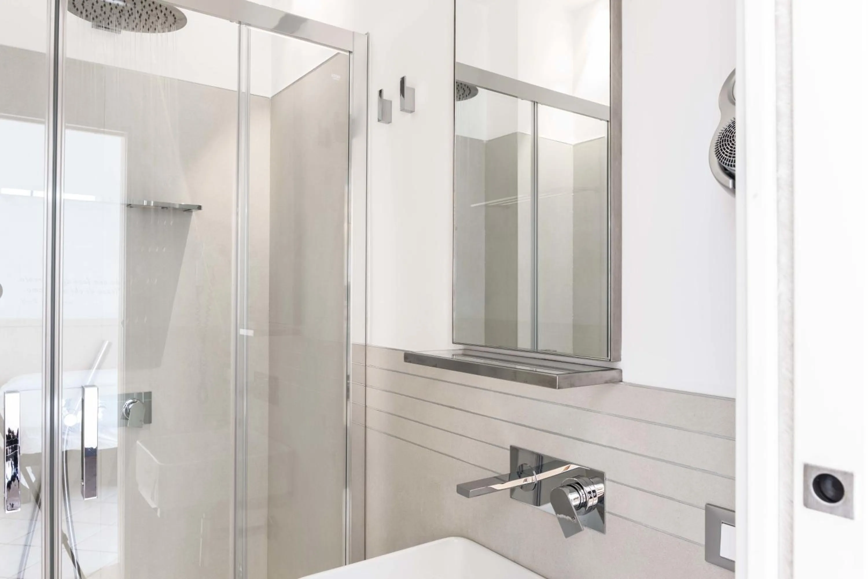 Shower in Hotel Commodore