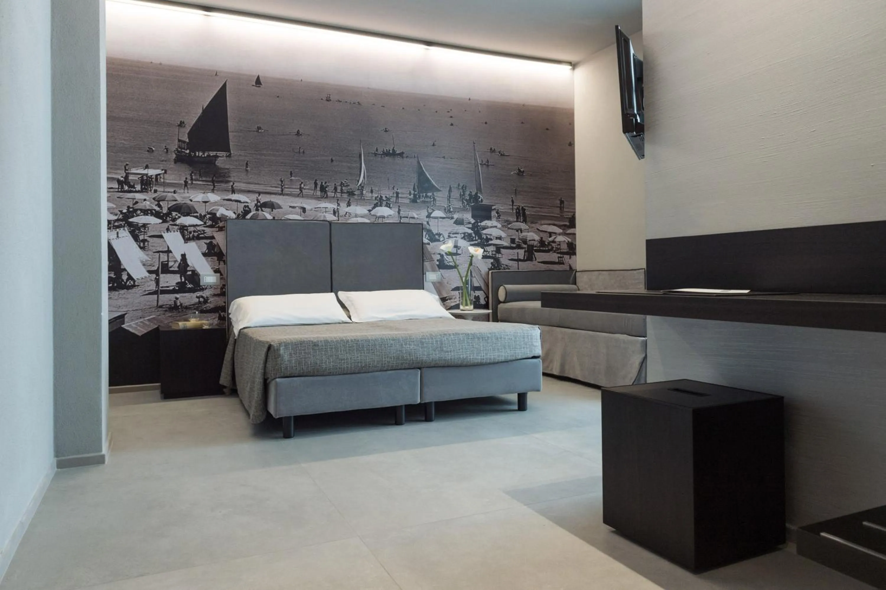 Photo of the whole room, Bed in Hotel Commodore