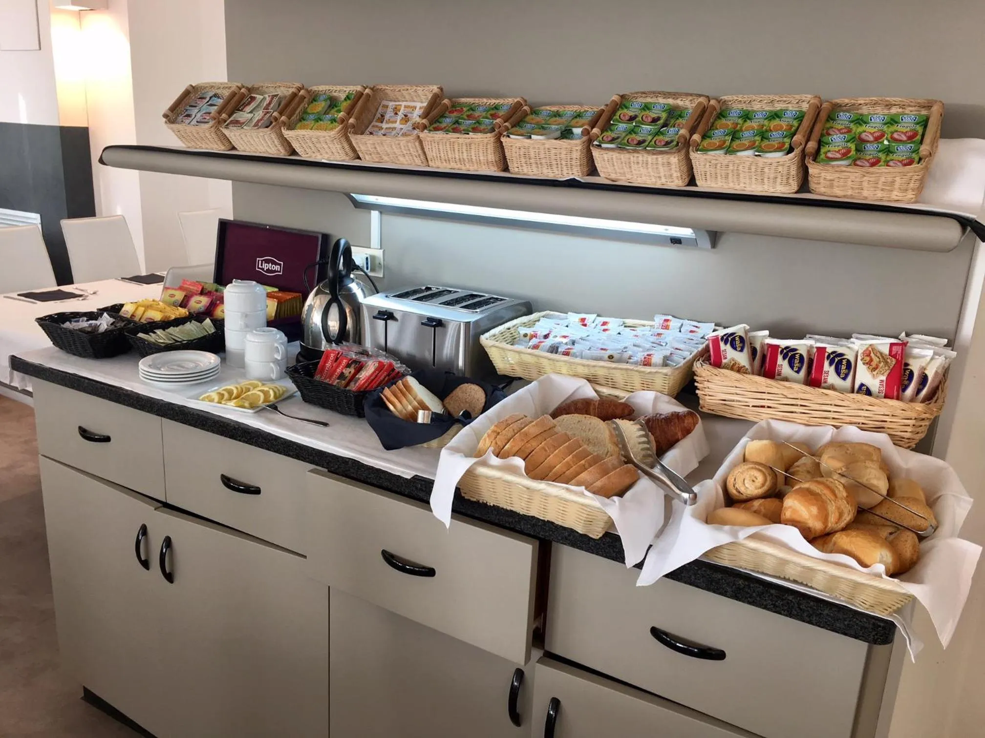 Breakfast in Hotel Commodore