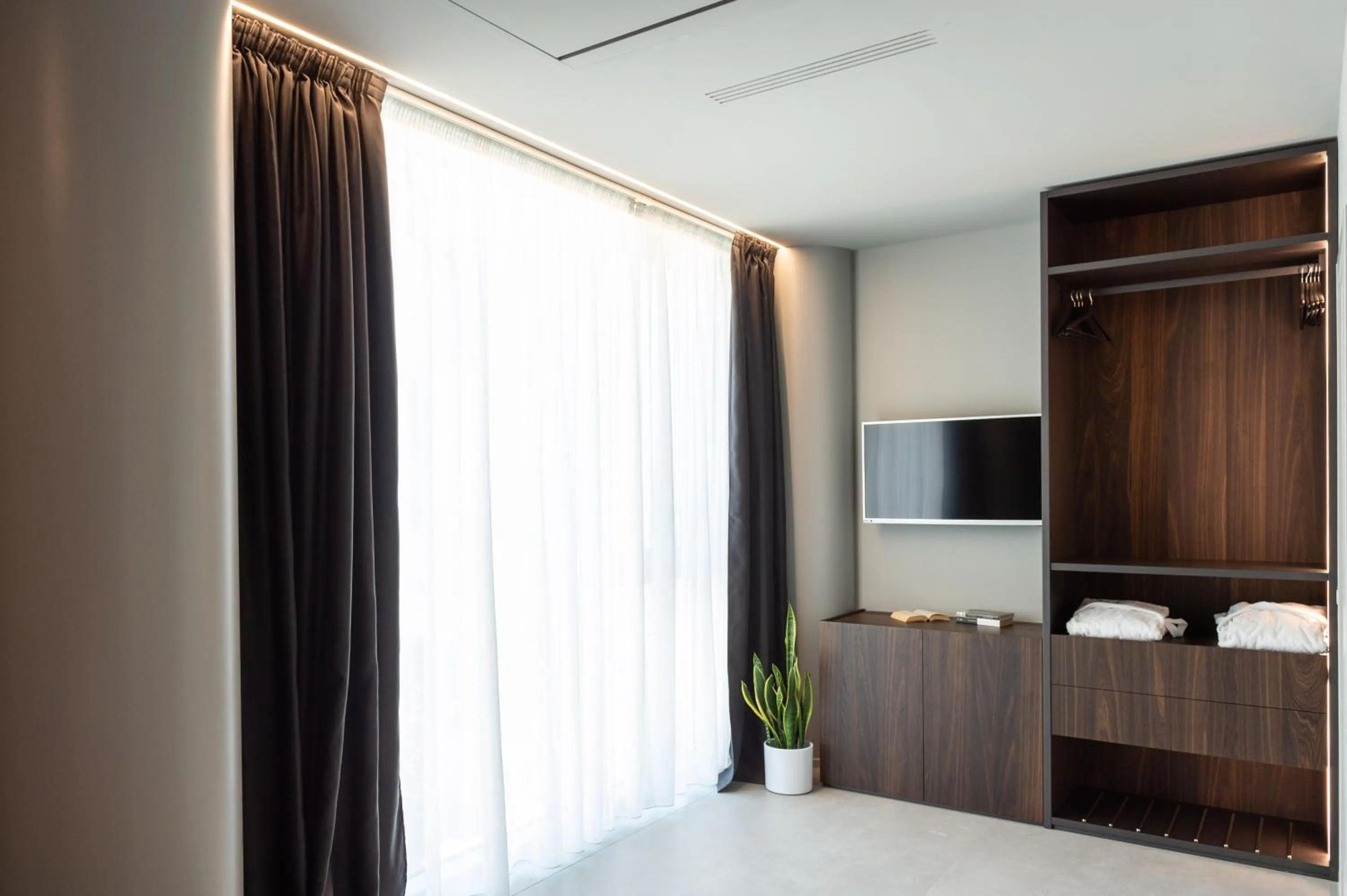 Photo of the whole room, Bed in Hotel Commodore