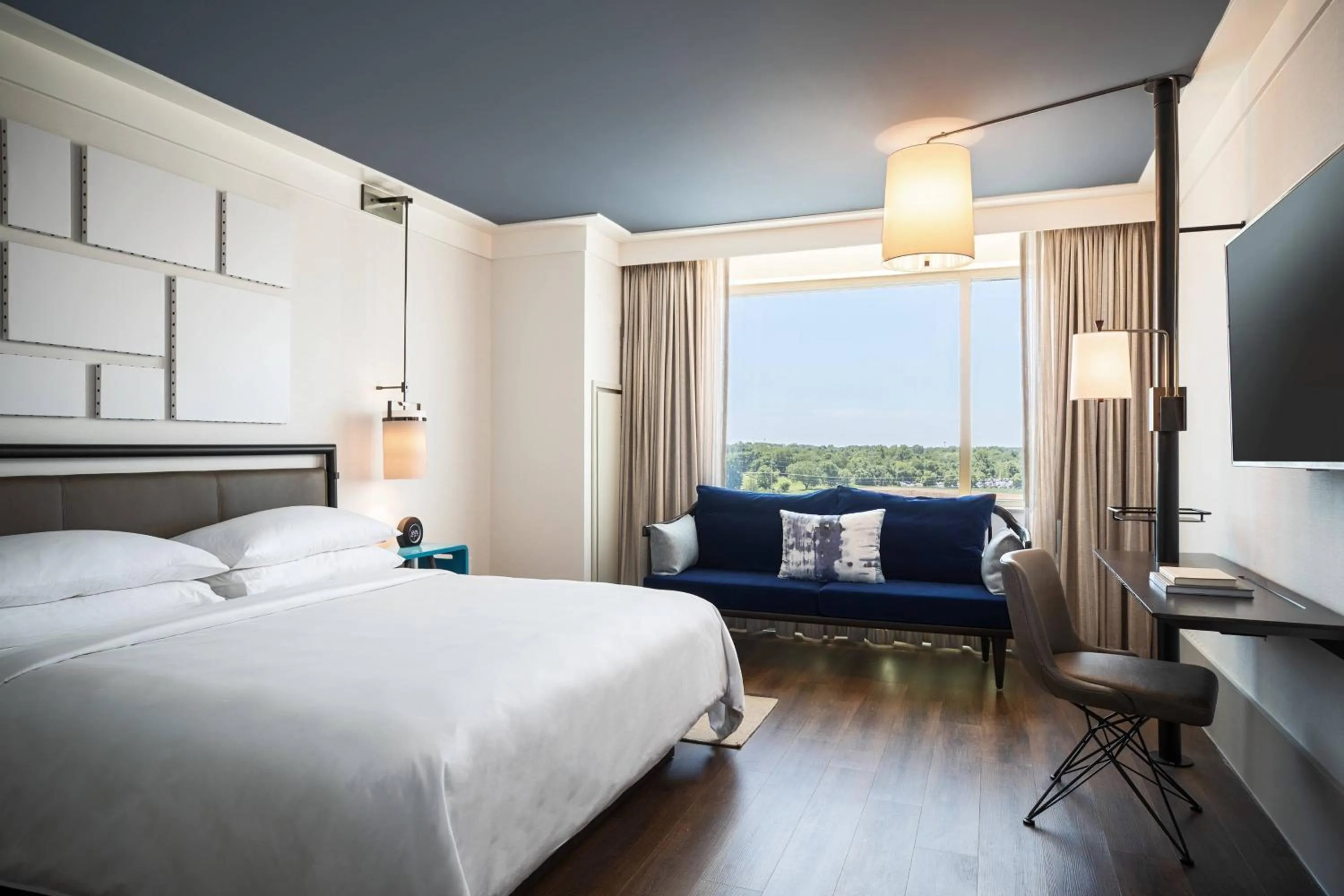 Photo of the whole room, Bed in Renaissance Columbus Westerville-Polaris Hotel