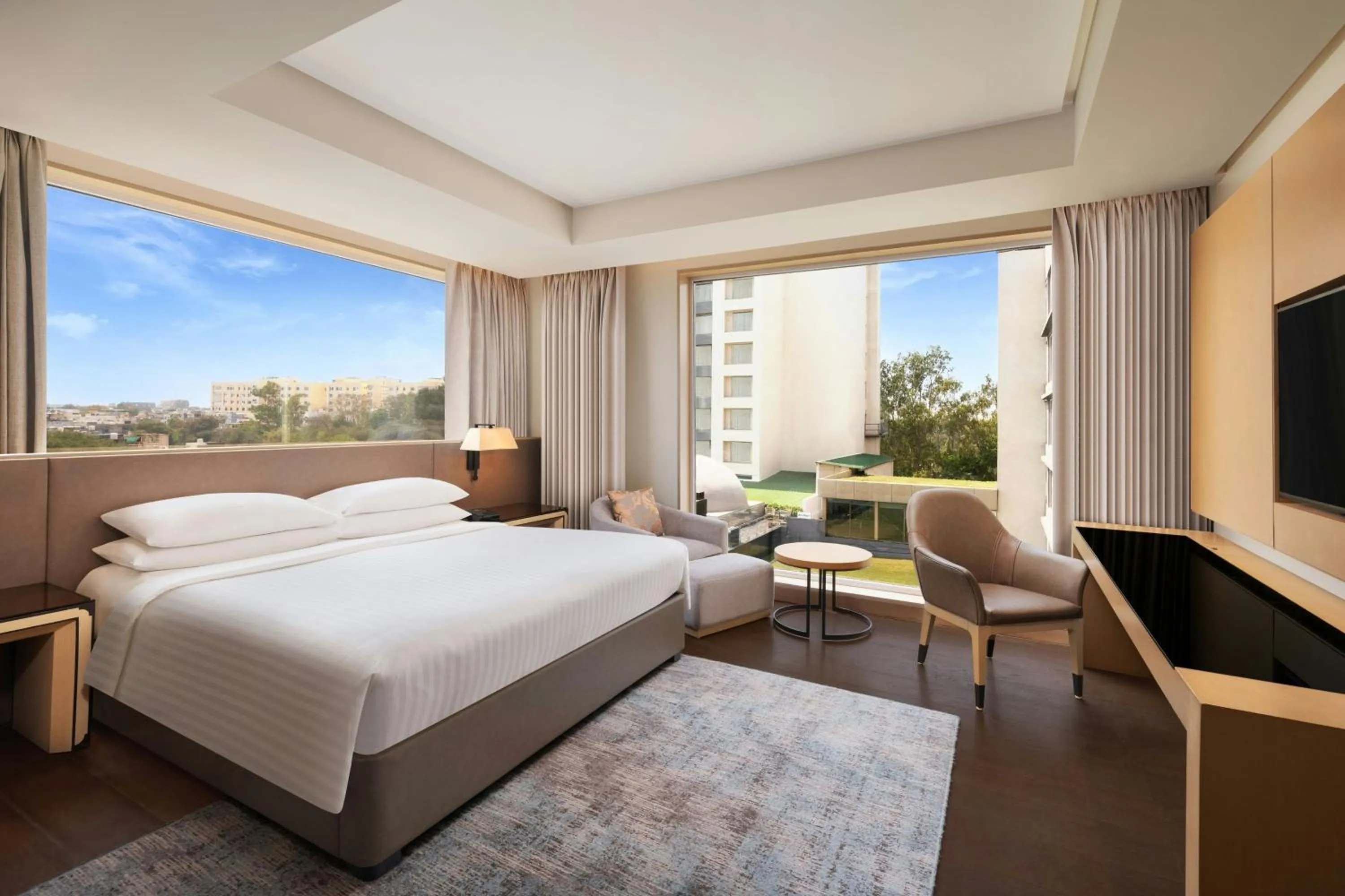 Photo of the whole room, Bed in Indore Marriott Hotel