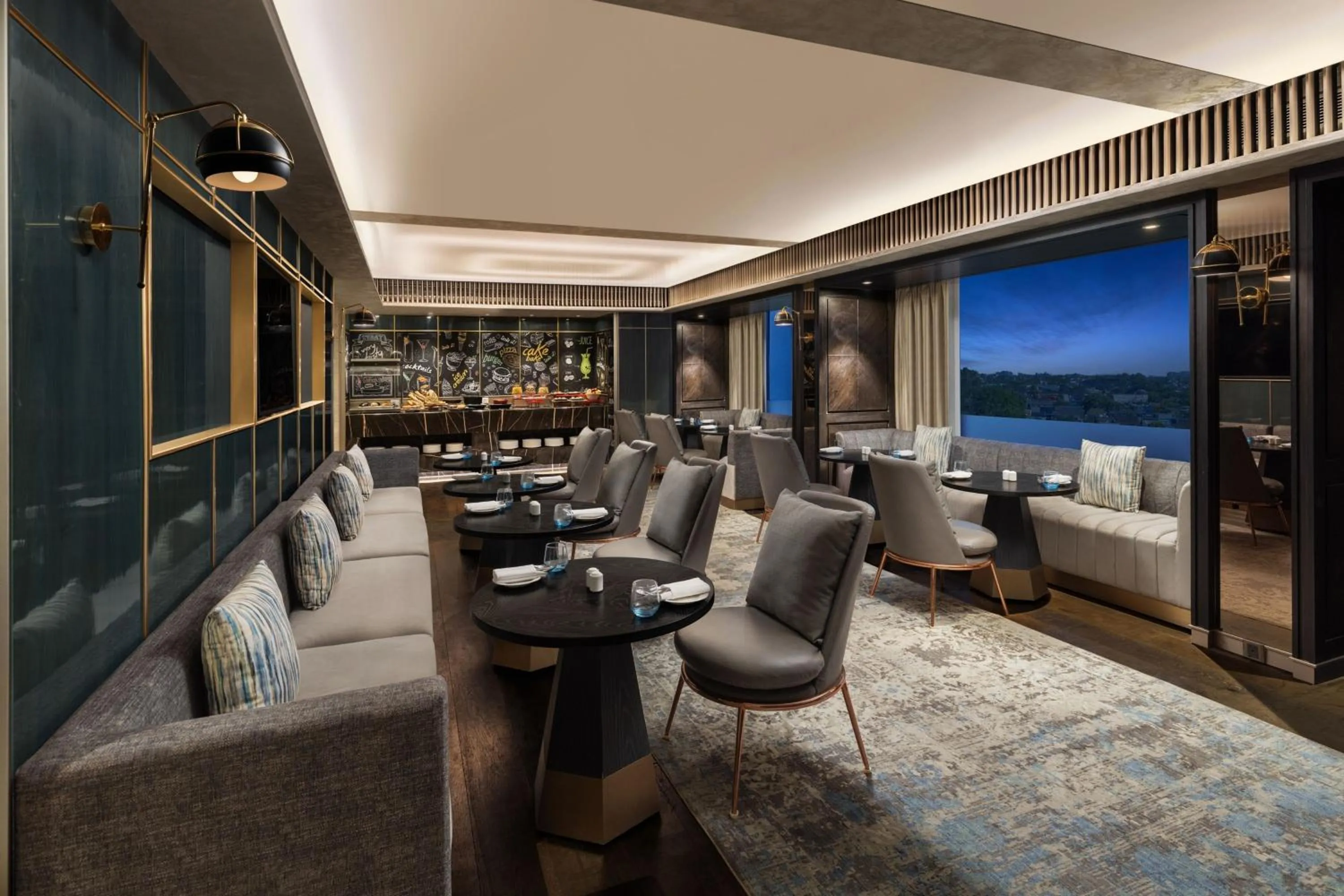 Lounge or bar in Indore Marriott Hotel