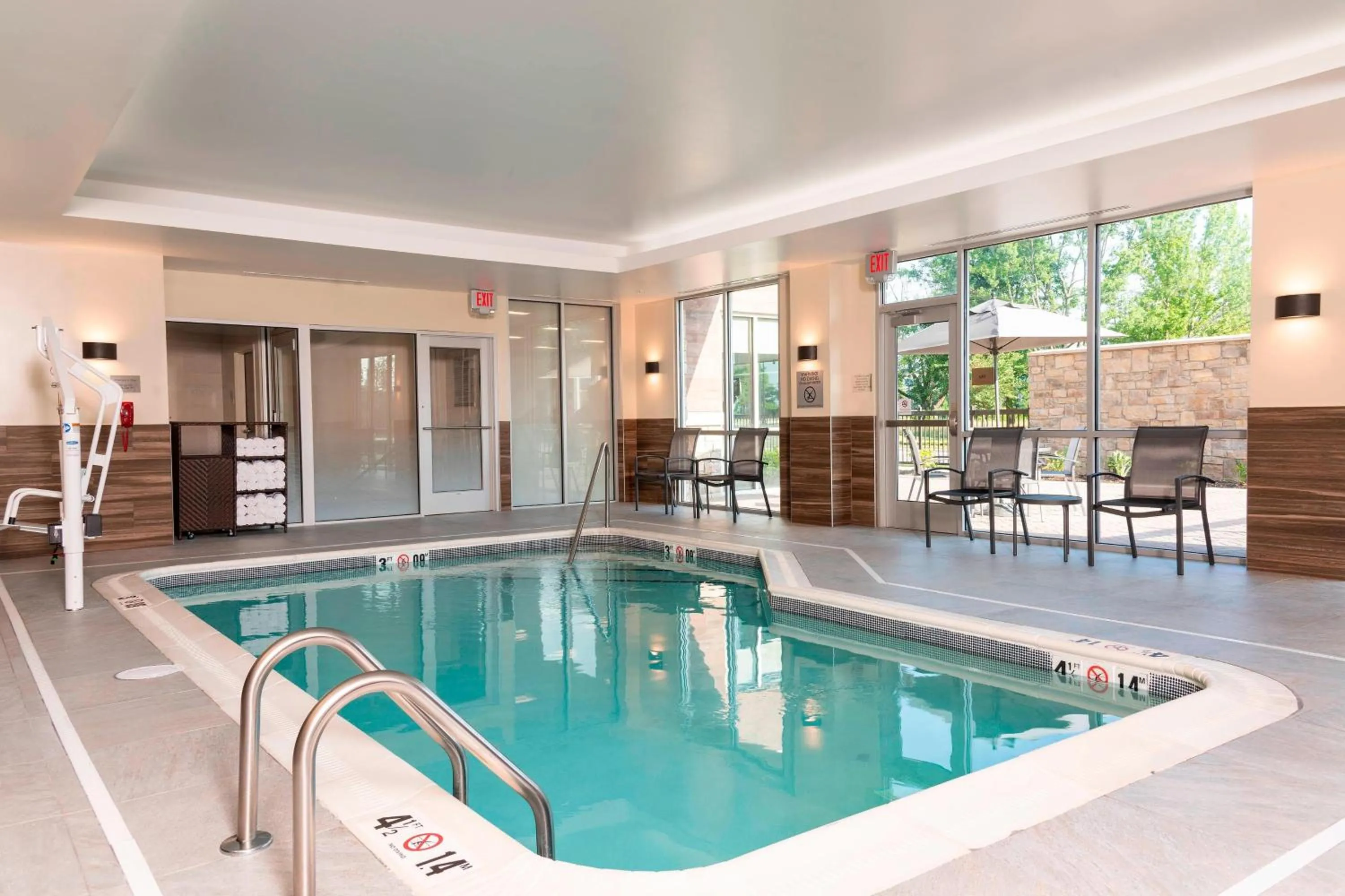 Swimming pool in Fairfield Inn & Suites by Marriott Indianapolis Carmel