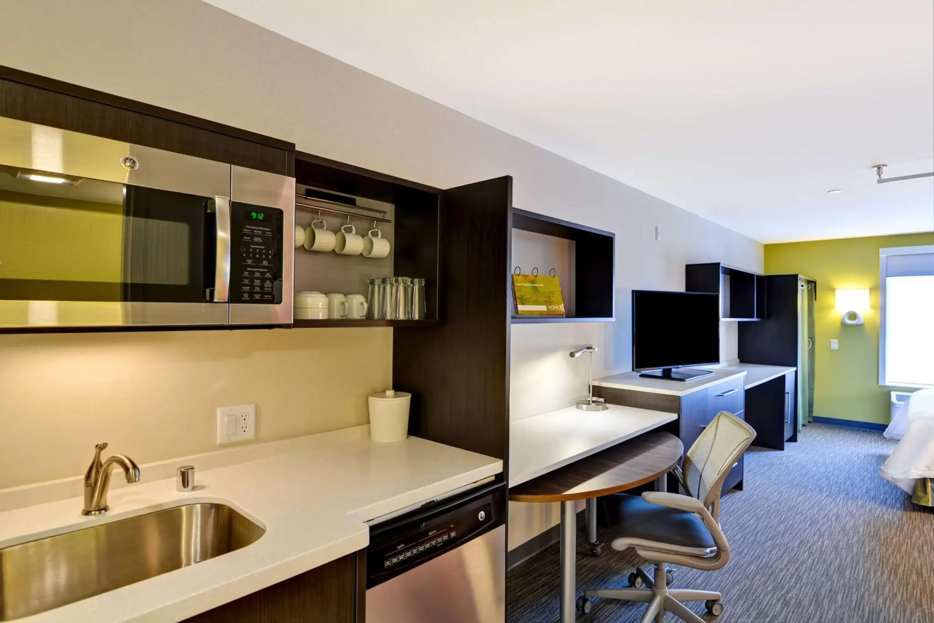 Bedroom, Kitchen/Kitchenette in Home2 Suites by Hilton Green Bay