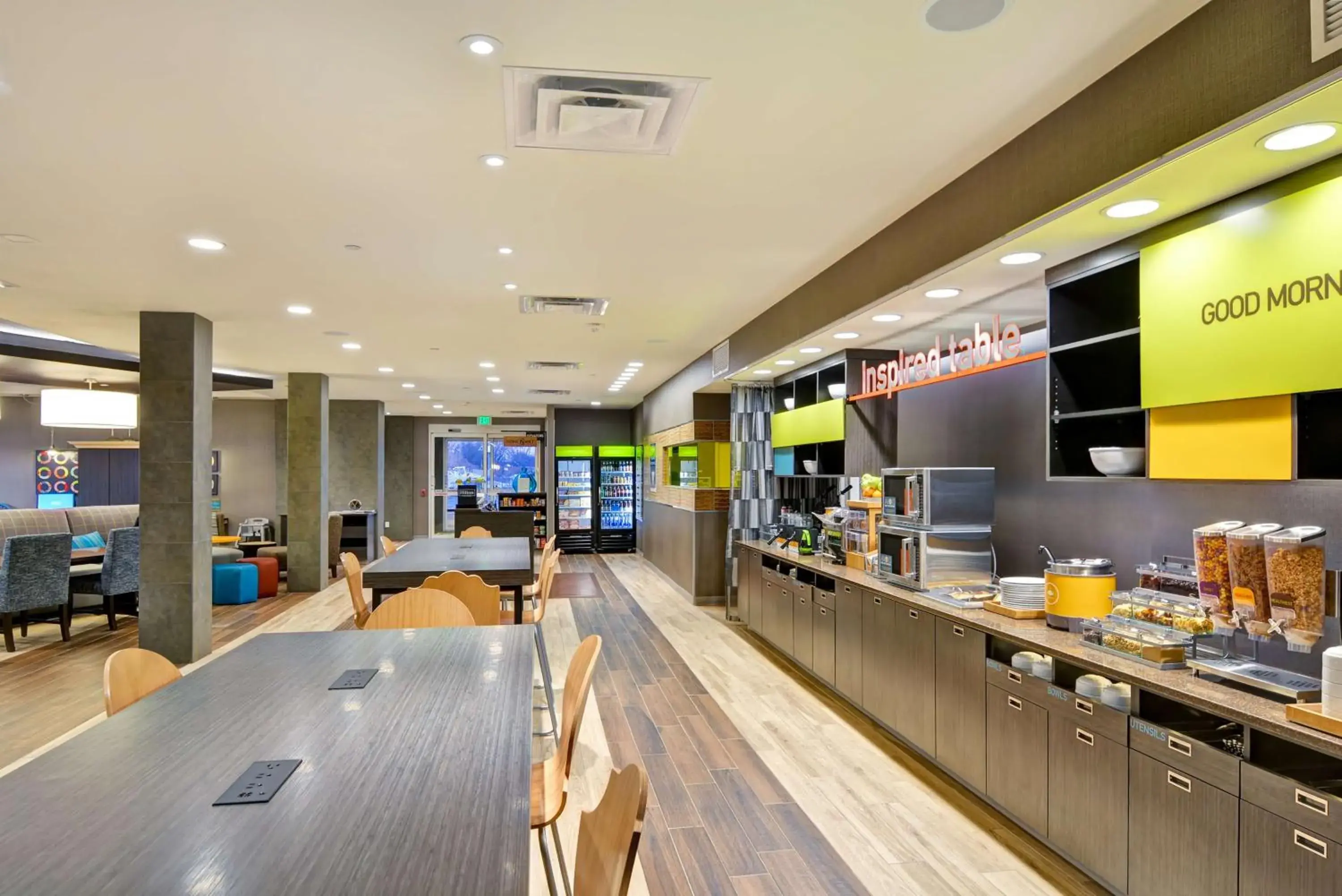 Dining area in Home2 Suites by Hilton Green Bay