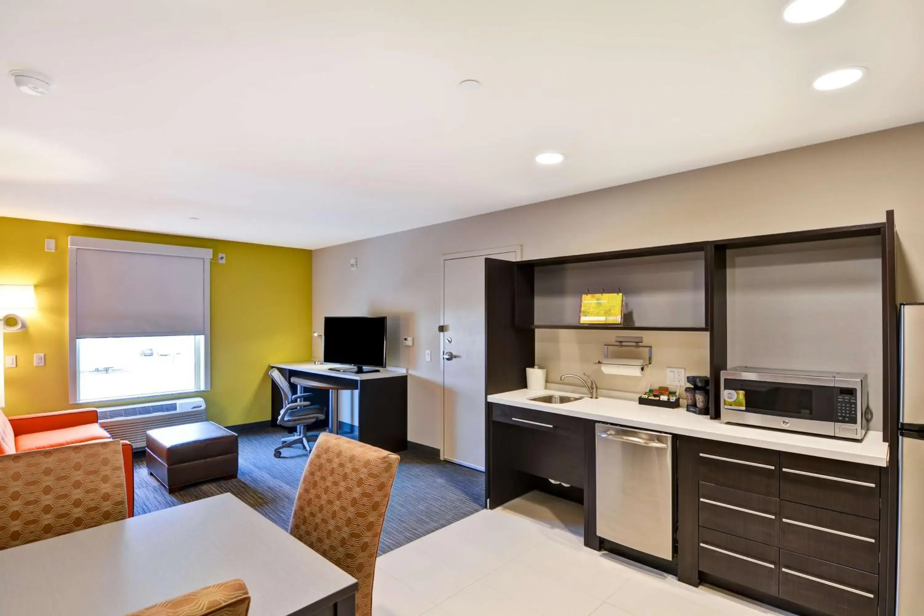 Bedroom, Kitchen/Kitchenette in Home2 Suites by Hilton Green Bay