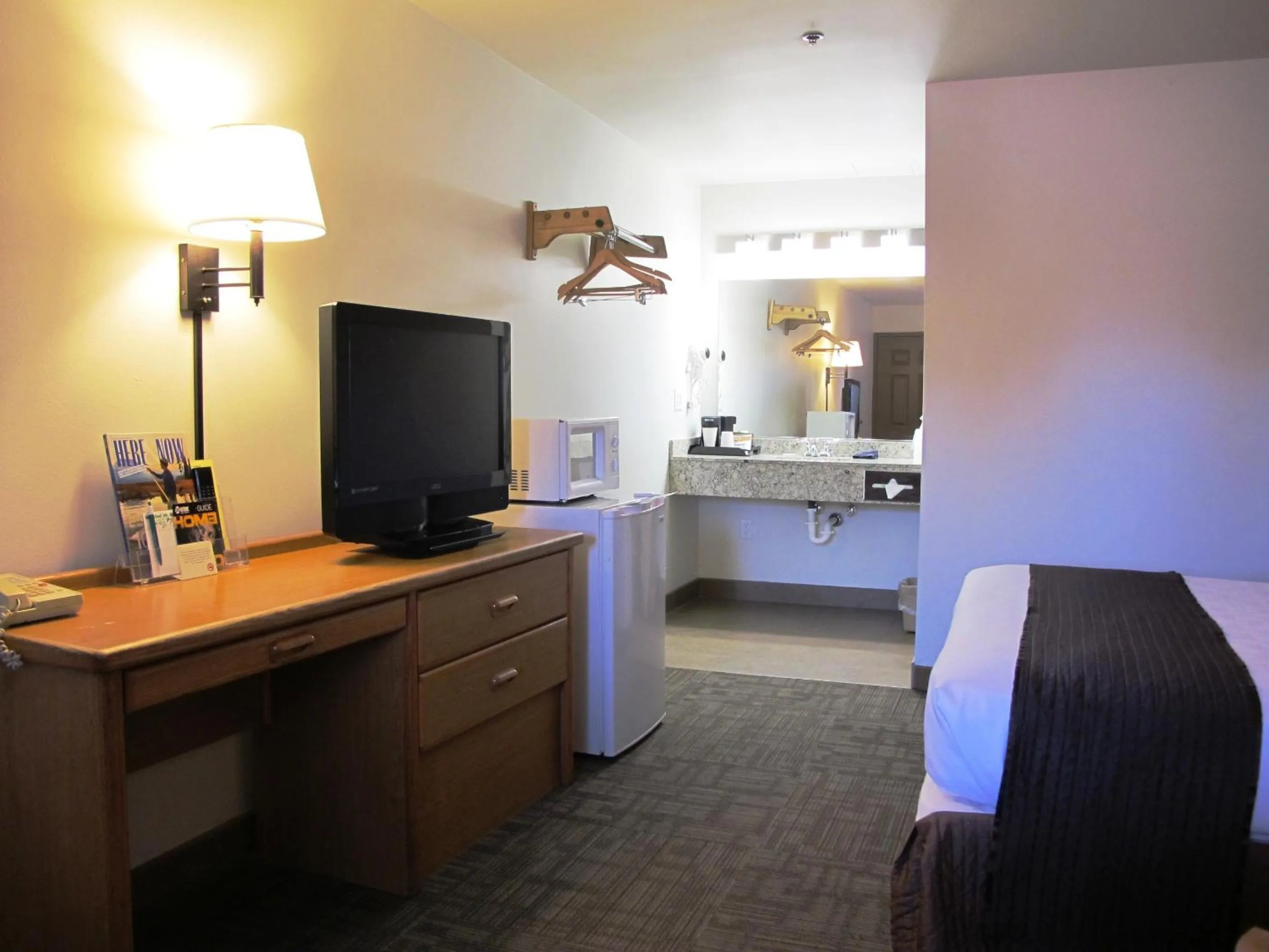 Bedroom in Sugarloaf Mountain Motel