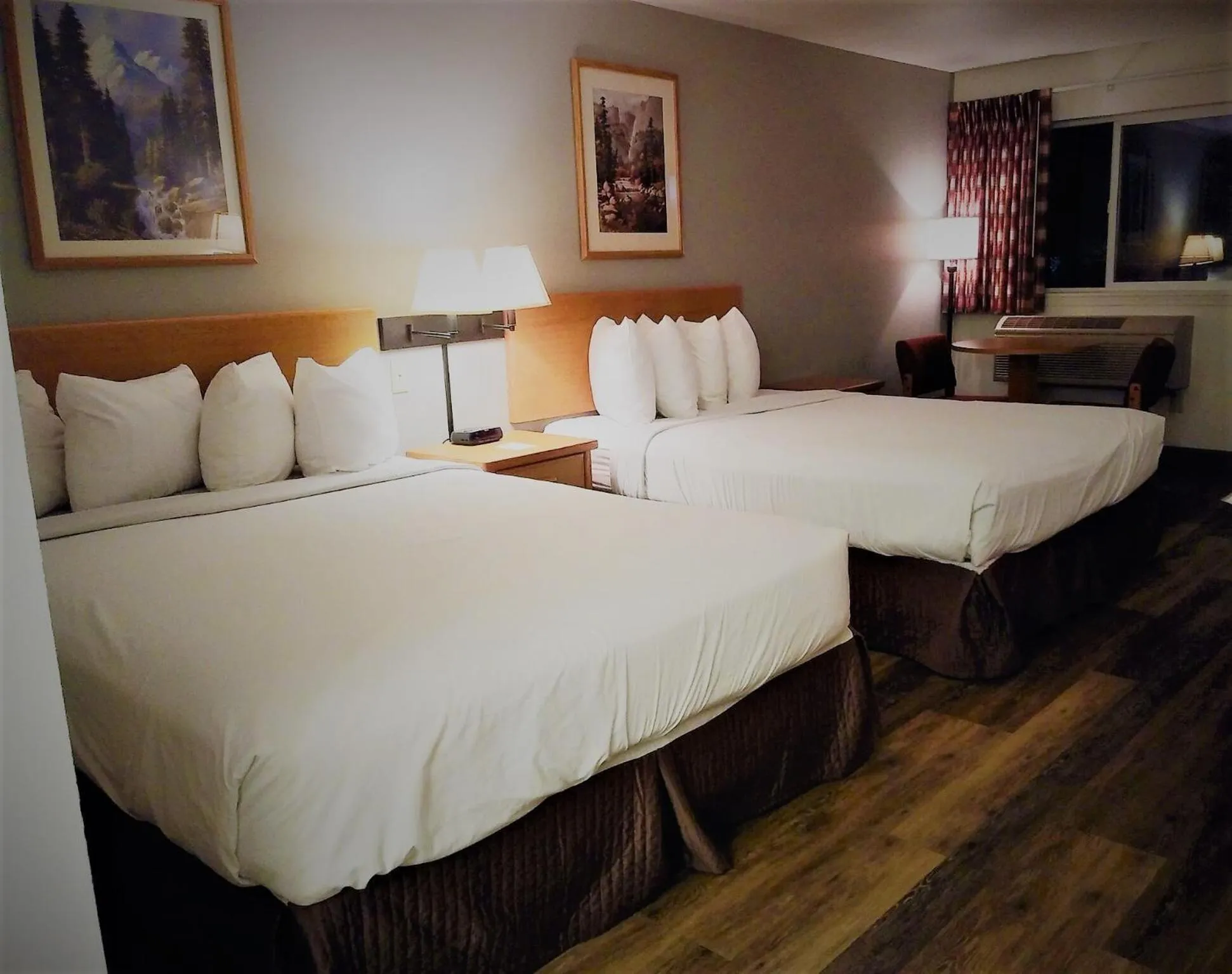 Bed in Sugarloaf Mountain Motel