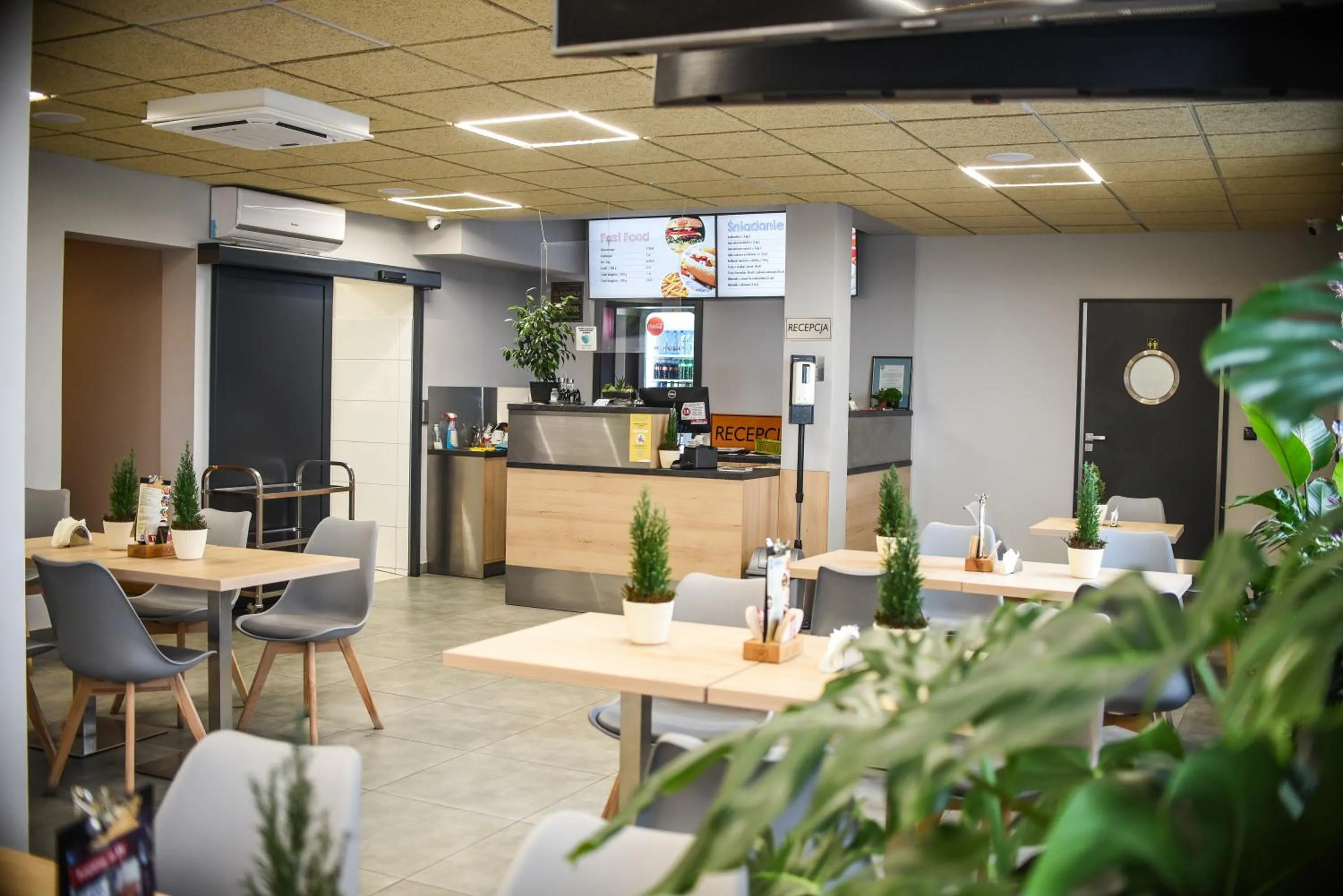 Restaurant/places to eat in Motel Na Skarpie