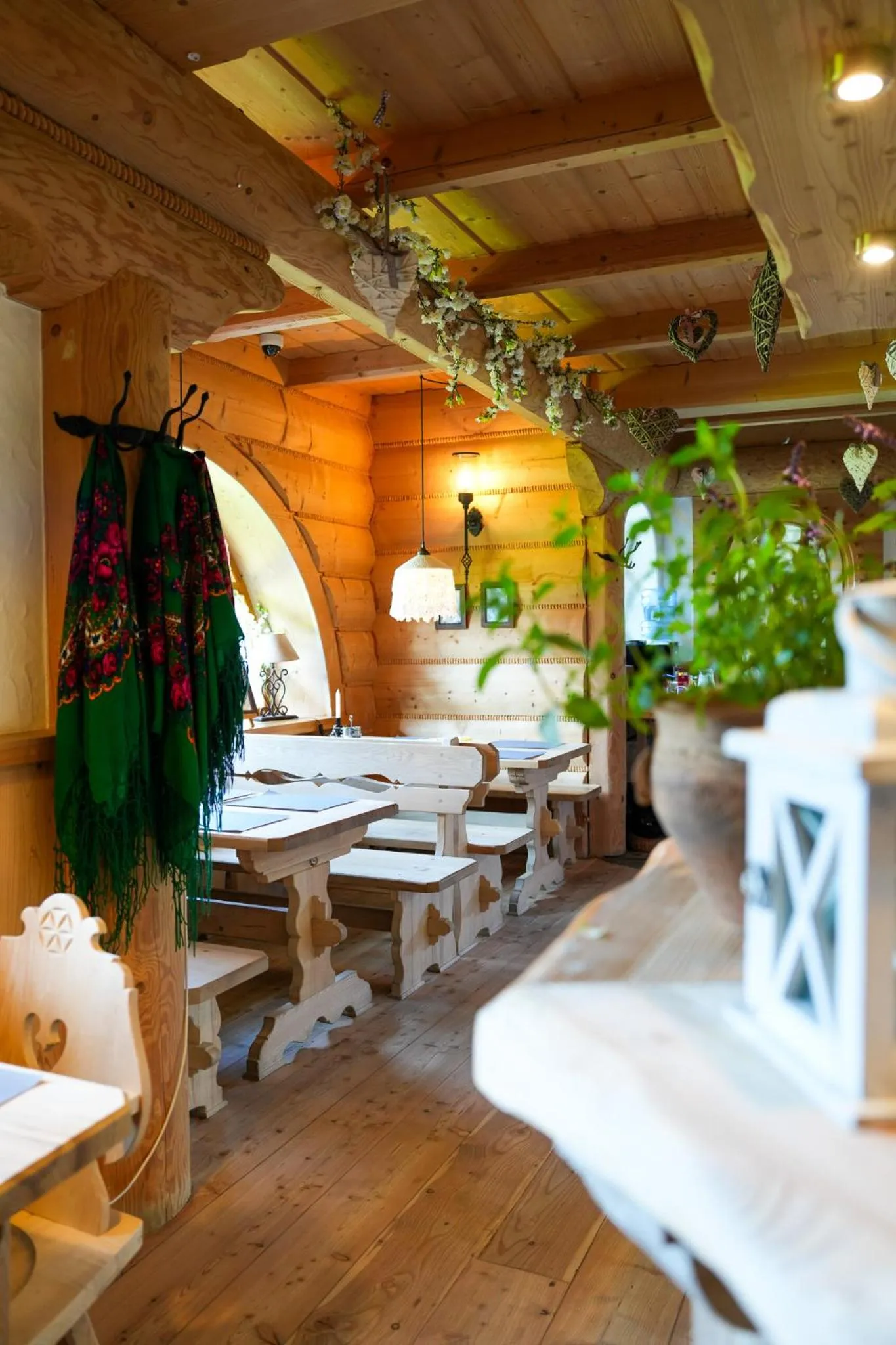 Dining area in Villa Miodula- zwierzęta akceptowane bezpłatnie, bezpośredni widok na góry, parking w cenie!