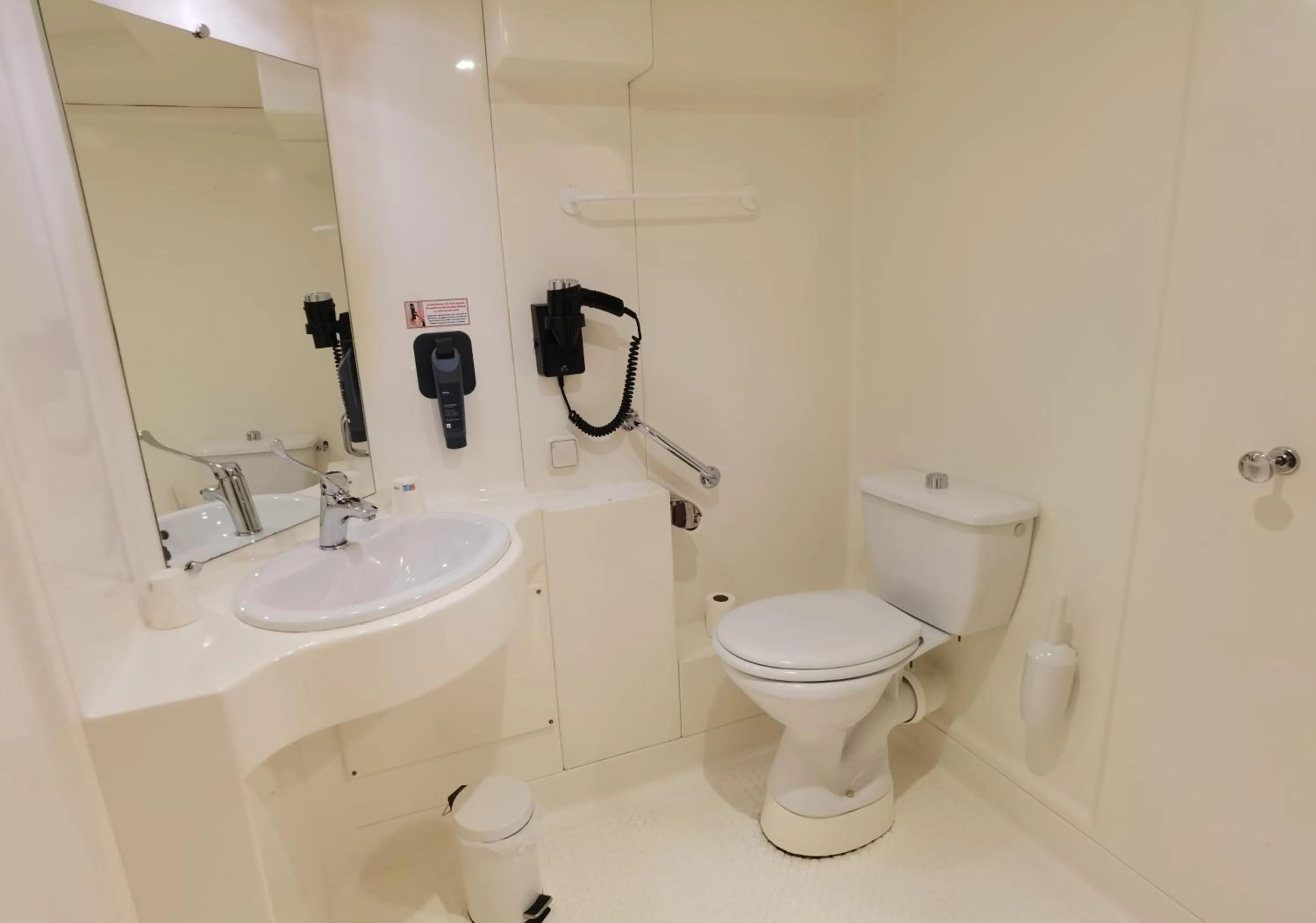 Toilet in Quick Palace Epinal