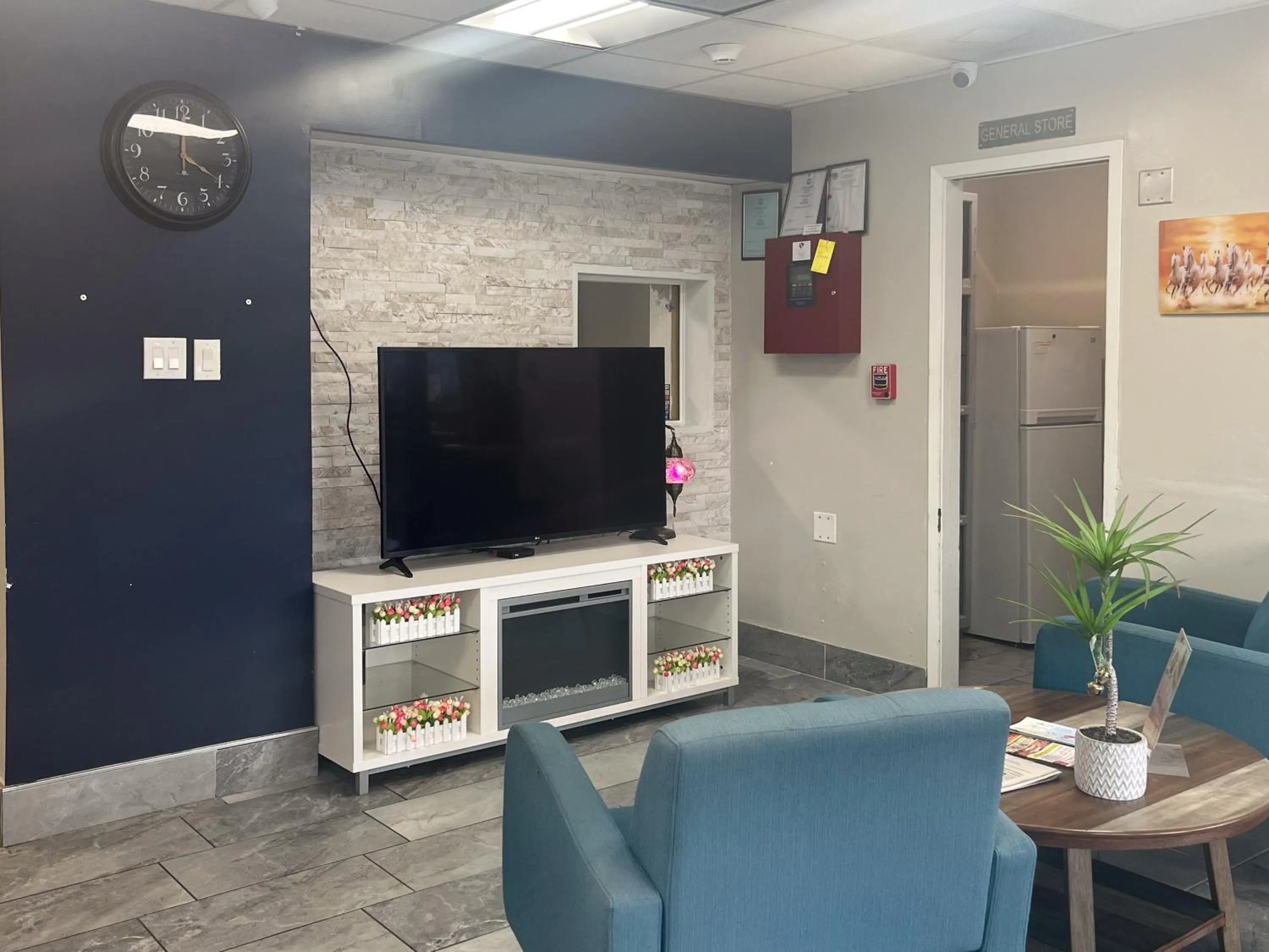 Photo of the whole room in Motel 6 Norfolk, VA East Little Creek